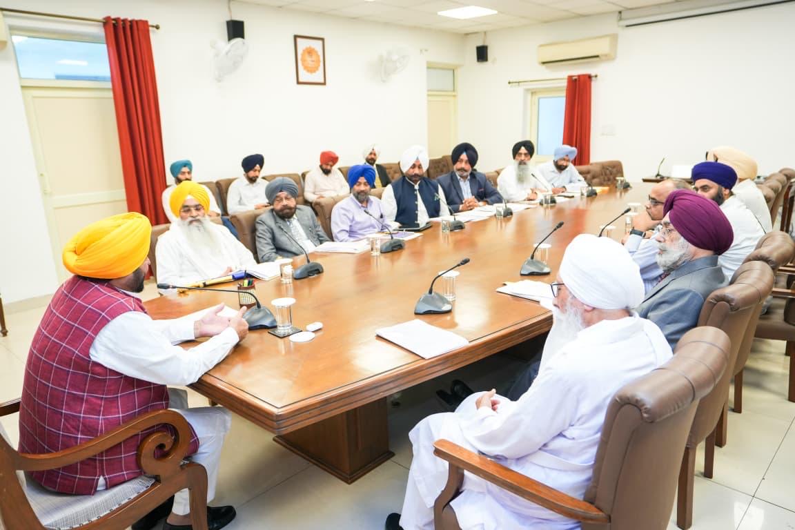 BhagwantMann's tweet photo. ਅੱਜ ਚੰਡੀਗੜ੍ਹ ਵਿਖੇ 'ਗੁਰੂ ਗ੍ਰੰਥ ਸਾਹਿਬ ਸਤਿਕਾਰ ਐਕਟ 2026' ਸਬੰਧੀ ਬਣਾਈ ਗਈ ਸਰਕਾਰੀ ਕਮੇਟੀ ਨਾਲ ਅਹਿਮ ਮੀਟਿੰਗ ਕੀਤੀ... ਸ੍ਰੀ ਅਕਾਲ ਤਖ਼ਤ ਸਾਹਿਬ ਵੱਲੋਂ ਇਸ ਐਕਟ ਸਬੰਧੀ ਉਠਾਏ ਗਏ ਇਤਰਾਜ਼ਾਂ ਨੂੰ ਜਲਦ ਦੂਰ ਕੀਤਾ ਜਾਵੇਗਾ...

ਸਰਕਾਰ ਦੀ ਟੀਮ ਜਲਦ ਹੀ ਸ੍ਰੀ ਅਕਾਲ ਤਖ਼ਤ ਸਾਹਿਬ ਦੀ ਕਮੇਟੀ ਨਾਲ ਮੀਟਿੰਗ ਕਰਕੇ ਸਾਰੇ ਮਸਲਿਆਂ ਦਾ ਸੁਖਾਵਾਂ ਹੱਲ ਕੱਢੇਗੀ, ਤਾਂ ਜੋ ਇਸ ਕਾਨੂੰਨ ਦੀ ਮੂਲ ਭਾਵਨਾ ਬਰਕਰਾਰ ਰਹੇ... ਸਾਡੀ ਸਰਕਾਰ ਸ੍ਰੀ ਅਕਾਲ ਤਖ਼ਤ ਸਾਹਿਬ ਦੀ ਮਾਣ-ਮਰਿਆਦਾ ਅਤੇ ਸੰਗਤ ਦੀਆਂ ਧਾਰਮਿਕ ਭਾਵਨਾਵਾਂ ਦਾ ਪੂਰਾ ਸਤਿਕਾਰ ਕਰਨ ਲਈ ਪੂਰੀ ਤਰ੍ਹਾਂ ਵਚਨਬੱਧ ਹੈ...