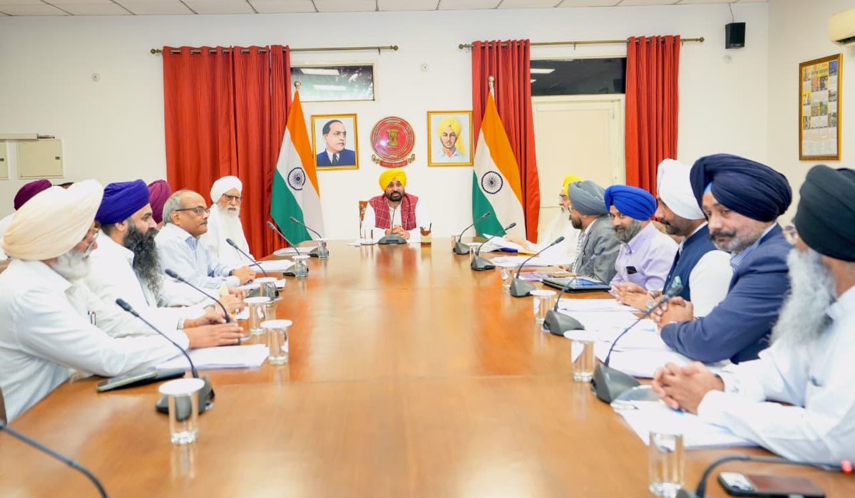 BhagwantMann's tweet photo. ਅੱਜ ਚੰਡੀਗੜ੍ਹ ਵਿਖੇ 'ਗੁਰੂ ਗ੍ਰੰਥ ਸਾਹਿਬ ਸਤਿਕਾਰ ਐਕਟ 2026' ਸਬੰਧੀ ਬਣਾਈ ਗਈ ਸਰਕਾਰੀ ਕਮੇਟੀ ਨਾਲ ਅਹਿਮ ਮੀਟਿੰਗ ਕੀਤੀ... ਸ੍ਰੀ ਅਕਾਲ ਤਖ਼ਤ ਸਾਹਿਬ ਵੱਲੋਂ ਇਸ ਐਕਟ ਸਬੰਧੀ ਉਠਾਏ ਗਏ ਇਤਰਾਜ਼ਾਂ ਨੂੰ ਜਲਦ ਦੂਰ ਕੀਤਾ ਜਾਵੇਗਾ...

ਸਰਕਾਰ ਦੀ ਟੀਮ ਜਲਦ ਹੀ ਸ੍ਰੀ ਅਕਾਲ ਤਖ਼ਤ ਸਾਹਿਬ ਦੀ ਕਮੇਟੀ ਨਾਲ ਮੀਟਿੰਗ ਕਰਕੇ ਸਾਰੇ ਮਸਲਿਆਂ ਦਾ ਸੁਖਾਵਾਂ ਹੱਲ ਕੱਢੇਗੀ, ਤਾਂ ਜੋ ਇਸ ਕਾਨੂੰਨ ਦੀ ਮੂਲ ਭਾਵਨਾ ਬਰਕਰਾਰ ਰਹੇ... ਸਾਡੀ ਸਰਕਾਰ ਸ੍ਰੀ ਅਕਾਲ ਤਖ਼ਤ ਸਾਹਿਬ ਦੀ ਮਾਣ-ਮਰਿਆਦਾ ਅਤੇ ਸੰਗਤ ਦੀਆਂ ਧਾਰਮਿਕ ਭਾਵਨਾਵਾਂ ਦਾ ਪੂਰਾ ਸਤਿਕਾਰ ਕਰਨ ਲਈ ਪੂਰੀ ਤਰ੍ਹਾਂ ਵਚਨਬੱਧ ਹੈ...