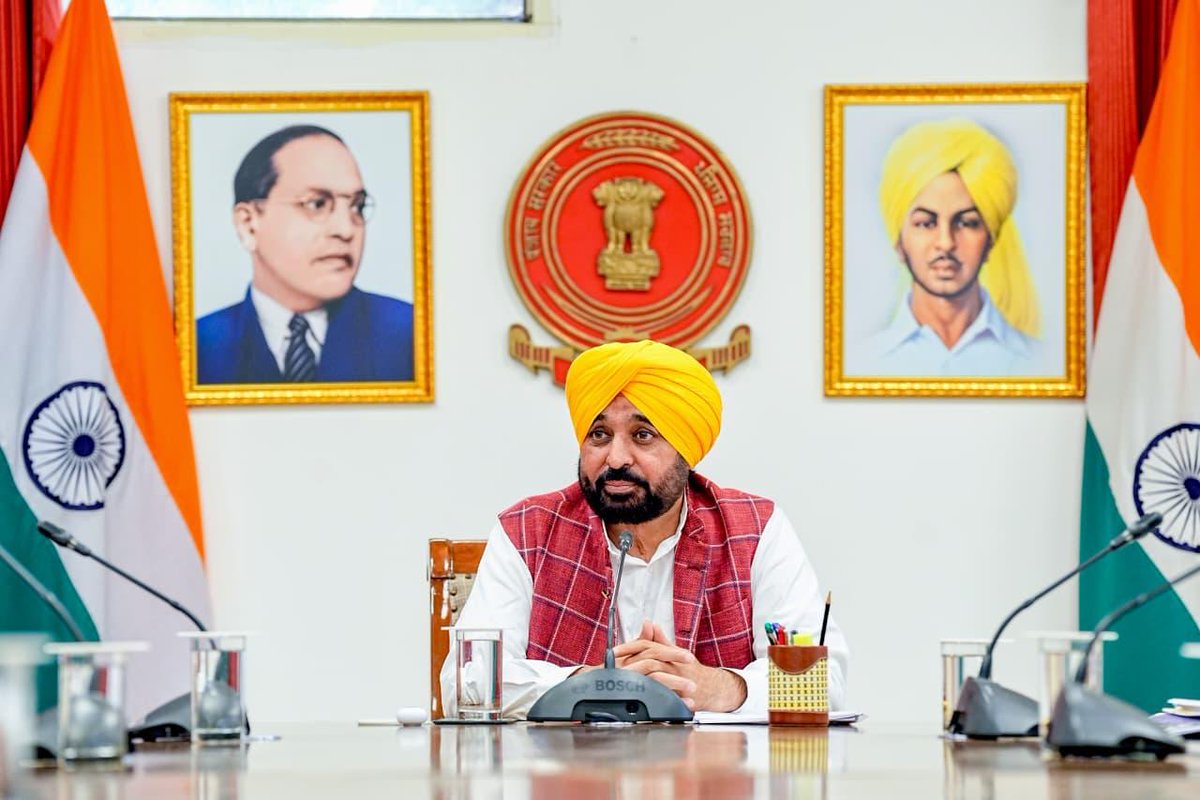 BhagwantMann's tweet photo. ਅੱਜ ਚੰਡੀਗੜ੍ਹ ਵਿਖੇ 'ਗੁਰੂ ਗ੍ਰੰਥ ਸਾਹਿਬ ਸਤਿਕਾਰ ਐਕਟ 2026' ਸਬੰਧੀ ਬਣਾਈ ਗਈ ਸਰਕਾਰੀ ਕਮੇਟੀ ਨਾਲ ਅਹਿਮ ਮੀਟਿੰਗ ਕੀਤੀ... ਸ੍ਰੀ ਅਕਾਲ ਤਖ਼ਤ ਸਾਹਿਬ ਵੱਲੋਂ ਇਸ ਐਕਟ ਸਬੰਧੀ ਉਠਾਏ ਗਏ ਇਤਰਾਜ਼ਾਂ ਨੂੰ ਜਲਦ ਦੂਰ ਕੀਤਾ ਜਾਵੇਗਾ...

ਸਰਕਾਰ ਦੀ ਟੀਮ ਜਲਦ ਹੀ ਸ੍ਰੀ ਅਕਾਲ ਤਖ਼ਤ ਸਾਹਿਬ ਦੀ ਕਮੇਟੀ ਨਾਲ ਮੀਟਿੰਗ ਕਰਕੇ ਸਾਰੇ ਮਸਲਿਆਂ ਦਾ ਸੁਖਾਵਾਂ ਹੱਲ ਕੱਢੇਗੀ, ਤਾਂ ਜੋ ਇਸ ਕਾਨੂੰਨ ਦੀ ਮੂਲ ਭਾਵਨਾ ਬਰਕਰਾਰ ਰਹੇ... ਸਾਡੀ ਸਰਕਾਰ ਸ੍ਰੀ ਅਕਾਲ ਤਖ਼ਤ ਸਾਹਿਬ ਦੀ ਮਾਣ-ਮਰਿਆਦਾ ਅਤੇ ਸੰਗਤ ਦੀਆਂ ਧਾਰਮਿਕ ਭਾਵਨਾਵਾਂ ਦਾ ਪੂਰਾ ਸਤਿਕਾਰ ਕਰਨ ਲਈ ਪੂਰੀ ਤਰ੍ਹਾਂ ਵਚਨਬੱਧ ਹੈ...