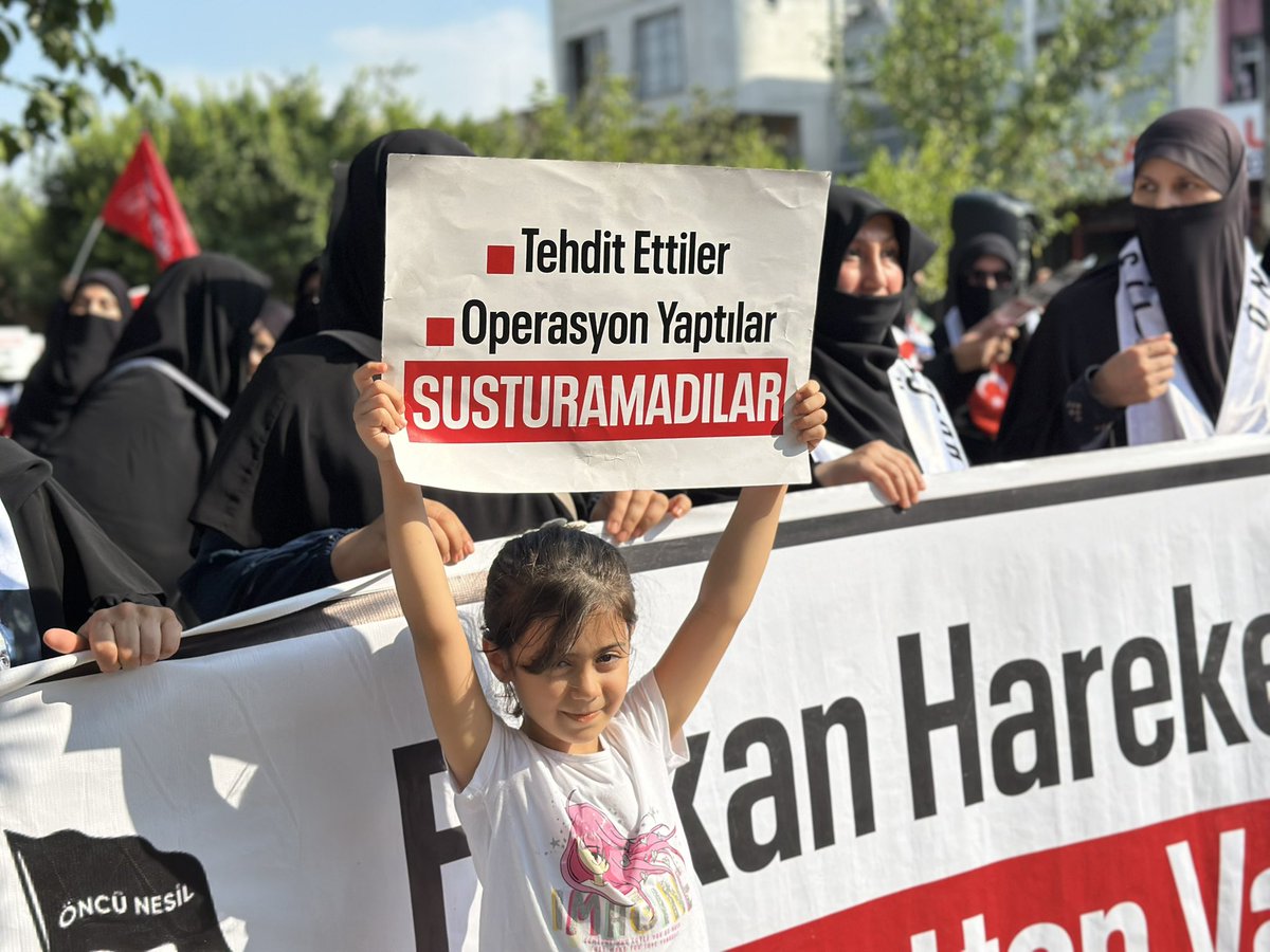 RahimeOncel1's tweet photo. Adalet yürüyüşlerimiz devam ediyor..☝🏻

Talimat bitsin adalet gelsin(!) https://t.co/ICeHAbdccB