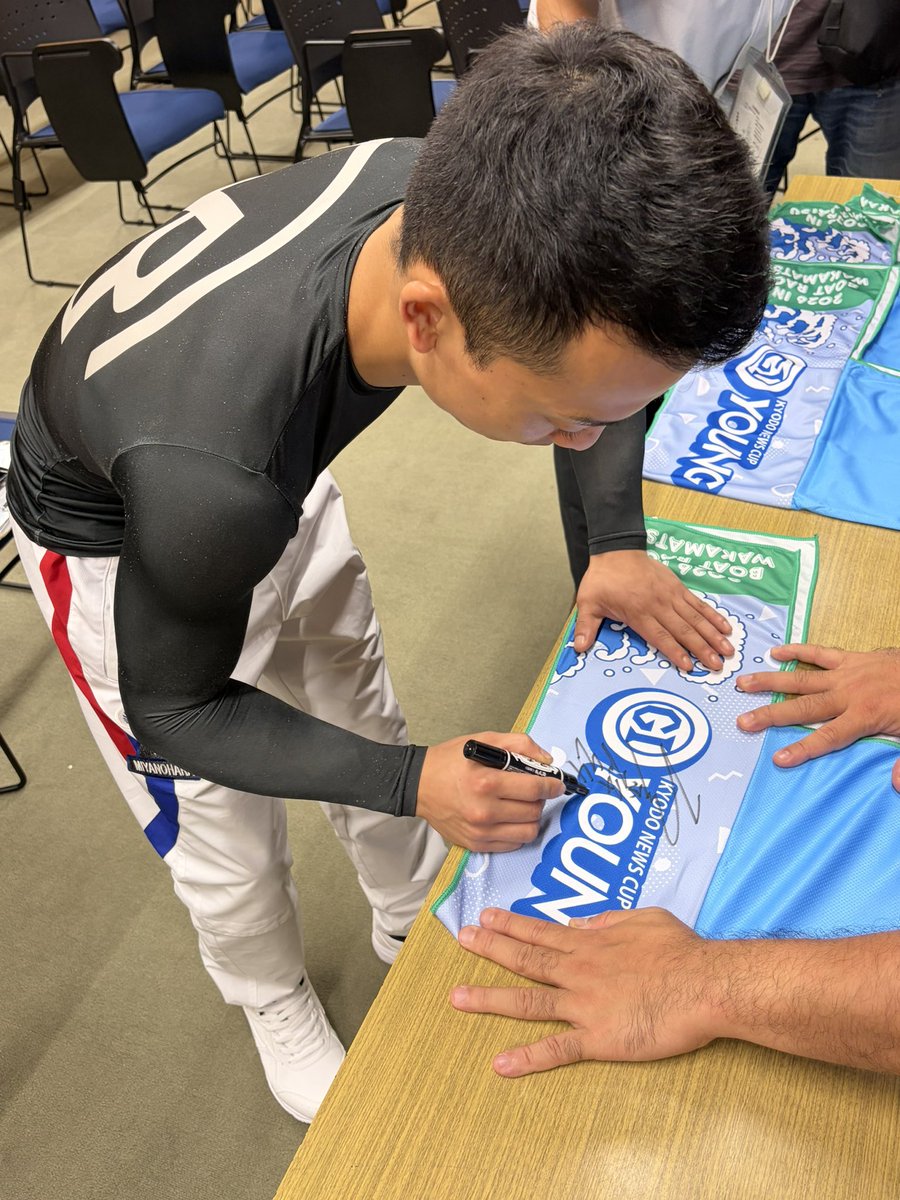 sanspo_boatrace's tweet photo. ボートレース若松の「PGⅠ・第13回ヤングダービー」でG1初優勝を飾った宮之原輝紀選手のサイン入りオリジナルタオルを2名様にプレゼントします。     

応募方法は 
①@sanspo_boatraceをフォロー     
②本投稿をリポストでOK（あと応募条件には関係ありませんが、弊社記者の@3nabe1をフォローしてもらえると助かります）。   
※締め切りは9/30。
当選者にはDMにて連絡させていただきます（個人情報は厳重に管理し、本企画以外には使用致しません）#宮之原輝紀 #サンスポ #ボートレース #オリジナルタオル #プレゼント #ボートレーサー
