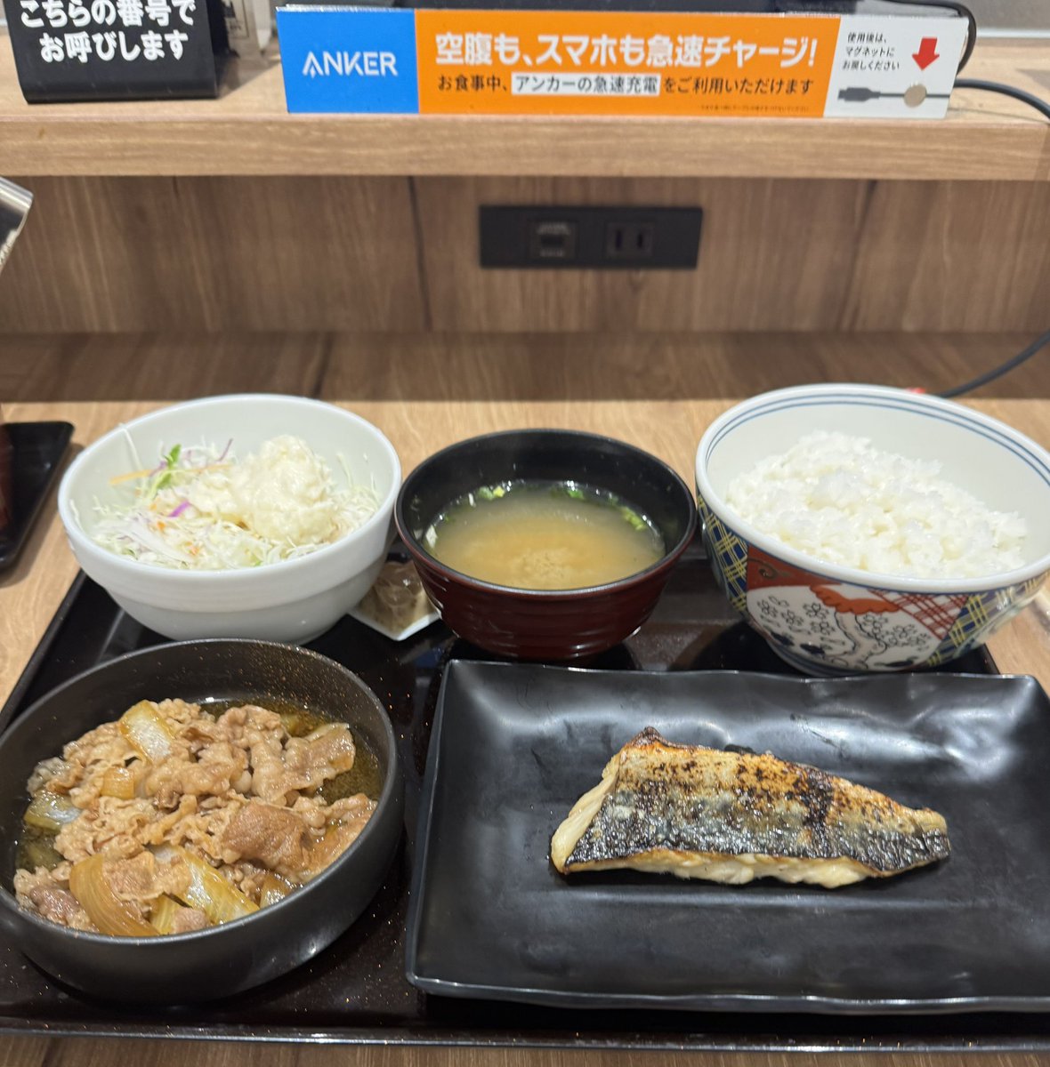 CatThePureRice's tweet photo. そんなわけで、本日、バスケおわりからの吉野家！魚をすすんで食すために牛鯖を選択。なにこれめっちゃおいしい、、！白米が足りなくなる、、！🤤
しかもスマホ充電可能とか、、ここは天国か？！ https://t.co/LA4XbLQhzB