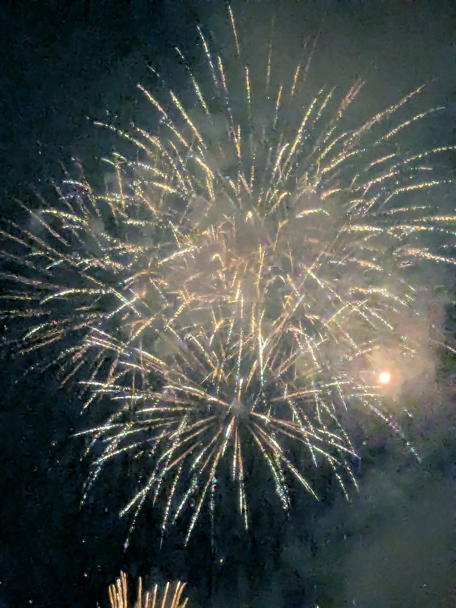 samsara363's tweet photo. 花火鑑賞🤗
音も良い https://t.co/BzNO42jDCQ