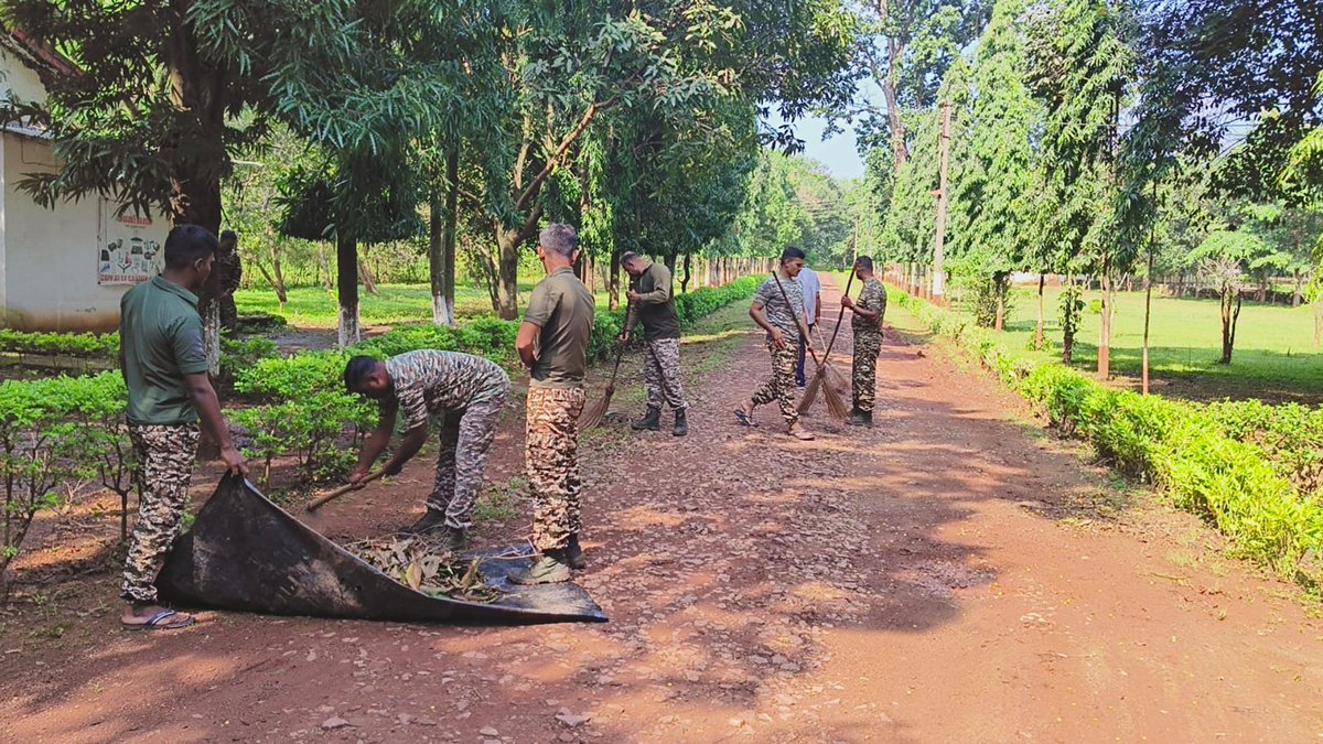 80Crpf's tweet photo. #Sawachhta hi seva #SHS2026
80BNCRPF,Jagdalpur
Conducted a Sawachhta drive @ In the  Remote area of Bastar, wellness centre Koleng PS- Darbha #Bastar Sawachh Bharat,Viksit Bharat Sawachhta me Sahbhag https://t.co/seoo7b65EZ