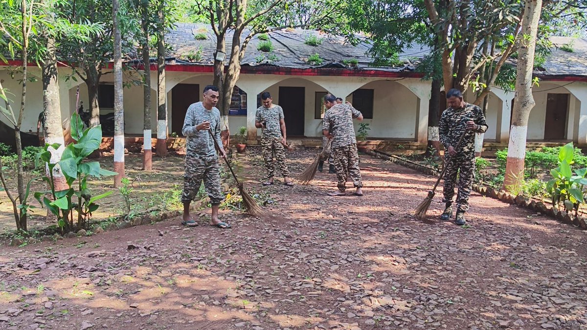 80Crpf's tweet photo. #Sawachhta hi seva #SHS2026
80BNCRPF,Jagdalpur
Conducted a Sawachhta drive @ In the  Remote area of Bastar, wellness centre Koleng PS- Darbha #Bastar Sawachh Bharat,Viksit Bharat Sawachhta me Sahbhag https://t.co/seoo7b65EZ