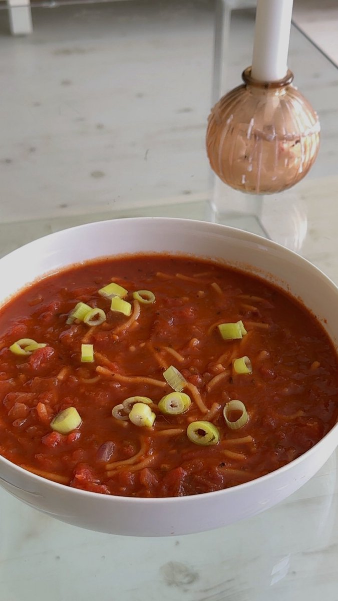 ArtistaGrande's tweet photo. Easy-peasy tomatensoep of pastasaus

Meng:
🔹Blik tomatenblokjes
🔹Rode ui &amp; knoflook
🔹1/2 bouillonblokje
🔹Italiaanse kruiden &amp; peper

Verwarm in een pan met wat water. Als het kookt: handje vermicelli erbij en op een laag pitje gaar koken.

#budgetkoken #studentenkeuken https://t.co/3sEtAcf0Tb