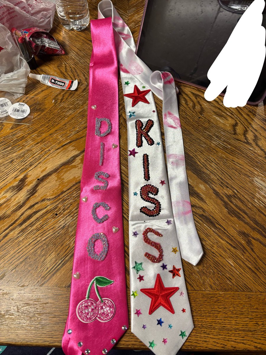 discokisschris's tweet photo. TIE PROGRESS PHOTO!!!! I still have work to do but i’d like to think i’m doing well https://t.co/p9DyOfIFkh