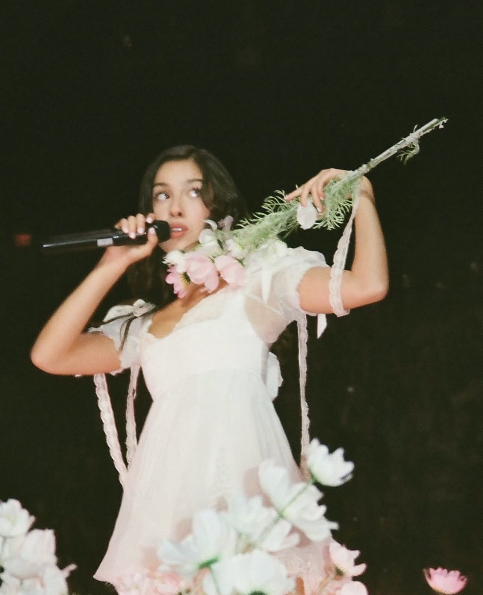 lacycrier's tweet photo. the most princess a person has ever princessed https://t.co/CnBgnBoe7u
