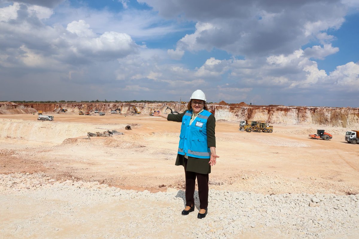 GaziantepBeld's tweet photo. Gaziantep’in su geleceği için 110 milyon Euro’luk dev yatırımı hibe olarak şehrimize kazandırıyoruz. 💧

Başkanımız Fatma Şahin, Aktoprak’ta yapımı devam eden GASKİ Belkıs İçme Suyu Arıtma Tesisi’nde incelemelerde bulundu.

Düzbağ Projesi’nin önemli bir parçası olan tesisimiz, günlük 700 bin m³ arıtma kapasitesiyle bölgenin en büyük içme suyu arıtma tesisi olacak.

Düzbağ’dan gelen suyu daha yüksek kotlara, daha az enerji harcayarak ulaştıracağız. Böylece yüksek terfi sistemlerine olan ihtiyacı azaltarak yıllık 100 milyon TL’ye varan enerji tasarrufu sağlamayı hedefliyoruz.

130 dönümlük alanda yükselen tesisimizde kazı çalışmalarımız devam ediyor. Son teknoloji arıtma sistemleriyle donatacağımız Belkıs İçme Suyu Arıtma Tesisi’ni 2029 Mart ayında tamamlayarak hizmete almayı planlıyoruz.