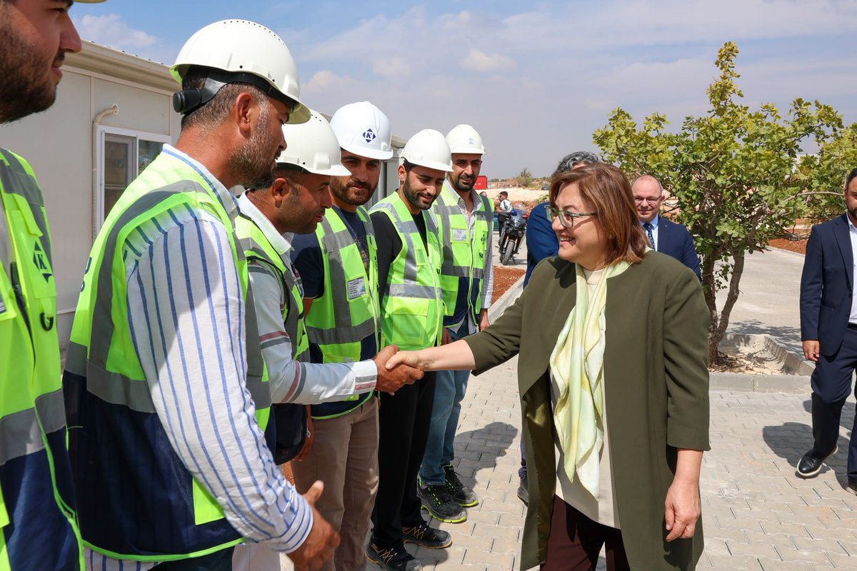 GaziantepBeld's tweet photo. Gaziantep’in su geleceği için 110 milyon Euro’luk dev yatırımı hibe olarak şehrimize kazandırıyoruz. 💧

Başkanımız Fatma Şahin, Aktoprak’ta yapımı devam eden GASKİ Belkıs İçme Suyu Arıtma Tesisi’nde incelemelerde bulundu.

Düzbağ Projesi’nin önemli bir parçası olan tesisimiz, günlük 700 bin m³ arıtma kapasitesiyle bölgenin en büyük içme suyu arıtma tesisi olacak.

Düzbağ’dan gelen suyu daha yüksek kotlara, daha az enerji harcayarak ulaştıracağız. Böylece yüksek terfi sistemlerine olan ihtiyacı azaltarak yıllık 100 milyon TL’ye varan enerji tasarrufu sağlamayı hedefliyoruz.

130 dönümlük alanda yükselen tesisimizde kazı çalışmalarımız devam ediyor. Son teknoloji arıtma sistemleriyle donatacağımız Belkıs İçme Suyu Arıtma Tesisi’ni 2029 Mart ayında tamamlayarak hizmete almayı planlıyoruz.