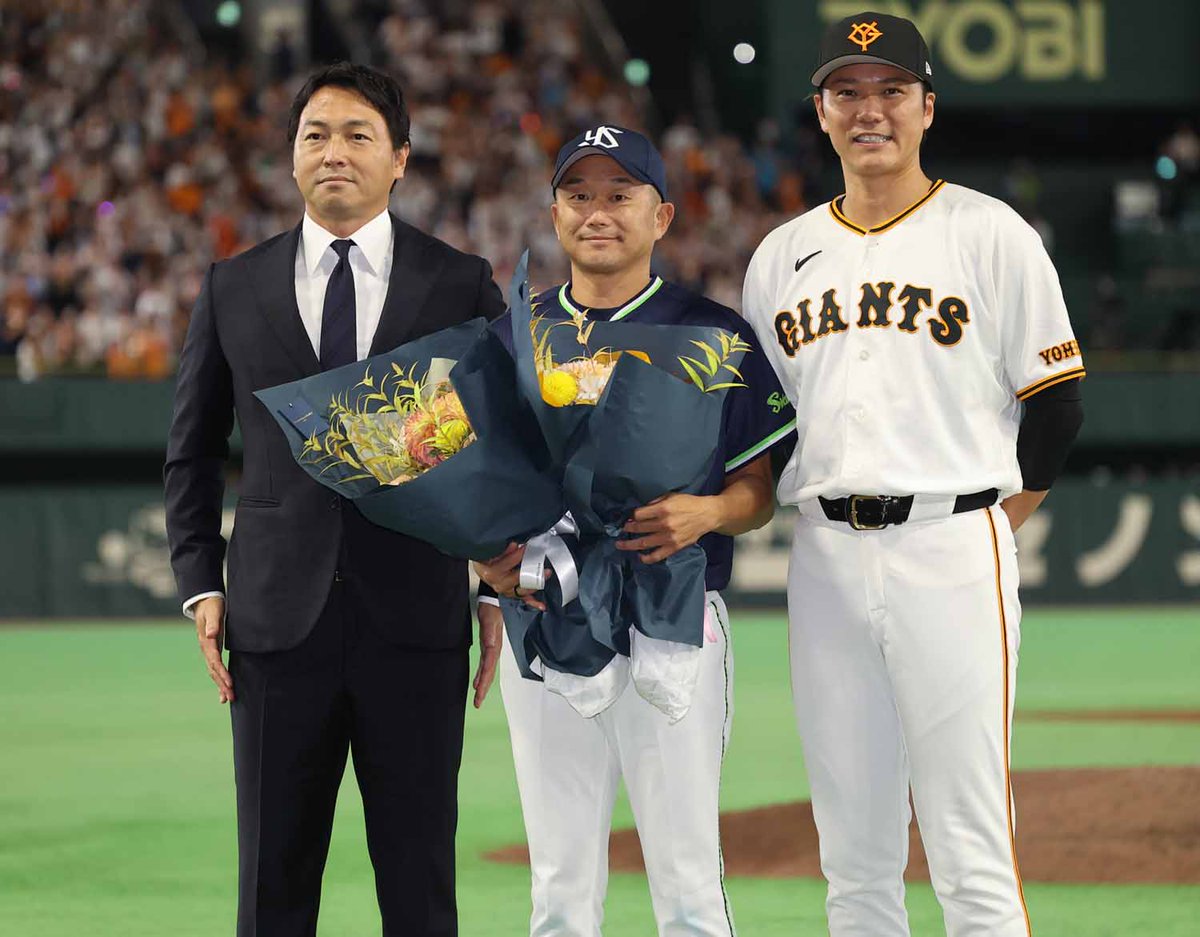 swallowspr's tweet photo. 本日の試合終了後、今季限りでの現役引退を表明した #石川雅規 投手へ、読売ジャイアンツの #坂本勇人 選手、#長野久義 さんから花束が贈られました💐

このような場を設けてくださった
読売ジャイアンツの皆さまに心より御礼申し上げます。

#swallows #燕心全開 https://t.co/oKgmU8K8Xf