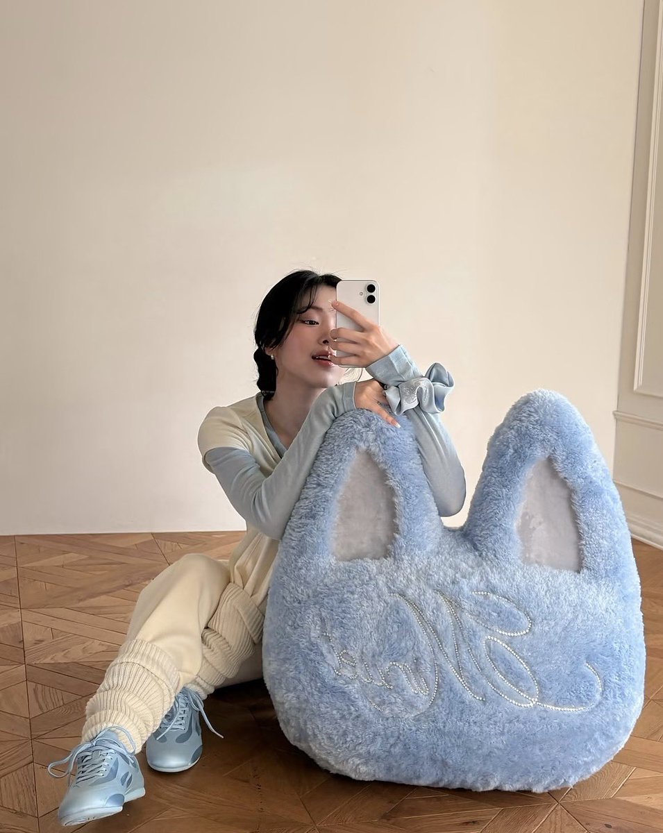 nllbo0's tweet photo. 신류진씨는 폰을 네개 씀
폰을 바꾼게 아니고 진짜로 그날에 따라 네개를 돌려가며 씀(사실 더 있을 수도..) https://t.co/O16G94FWKa