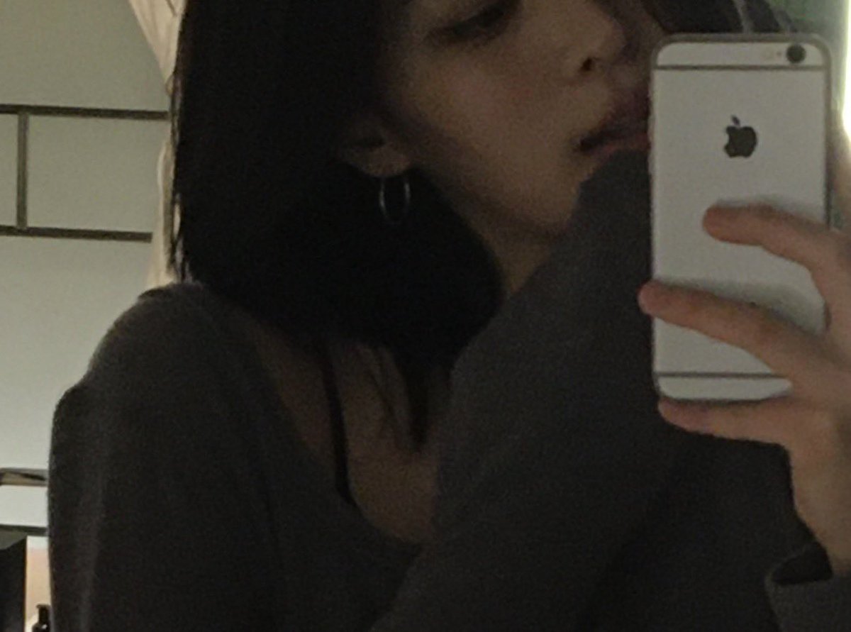 nllbo0's tweet photo. 신류진씨는 폰을 네개 씀
폰을 바꾼게 아니고 진짜로 그날에 따라 네개를 돌려가며 씀(사실 더 있을 수도..) https://t.co/O16G94FWKa