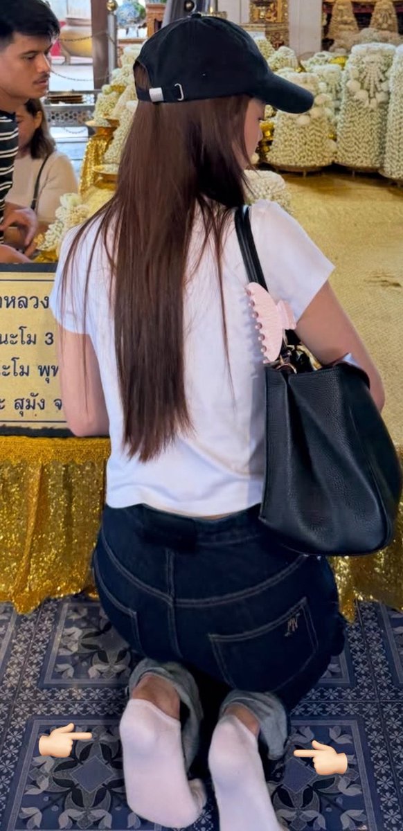lumenbelle's tweet photo. ชั้นมีความสงสัยเป็นจำนวนมาก ทำไม...ถุงเท้าไม่ดำเบย ละชั้นอะแม้จะใส่ถุงเท้าใหม่ก็ยังมีเทาๆมาบ้างอันนี้เหมือนใหม่ตลอดเว หรืออาจจะเป็นเพราะป้าเองที่สกปก https://t.co/g2MzCaNRns