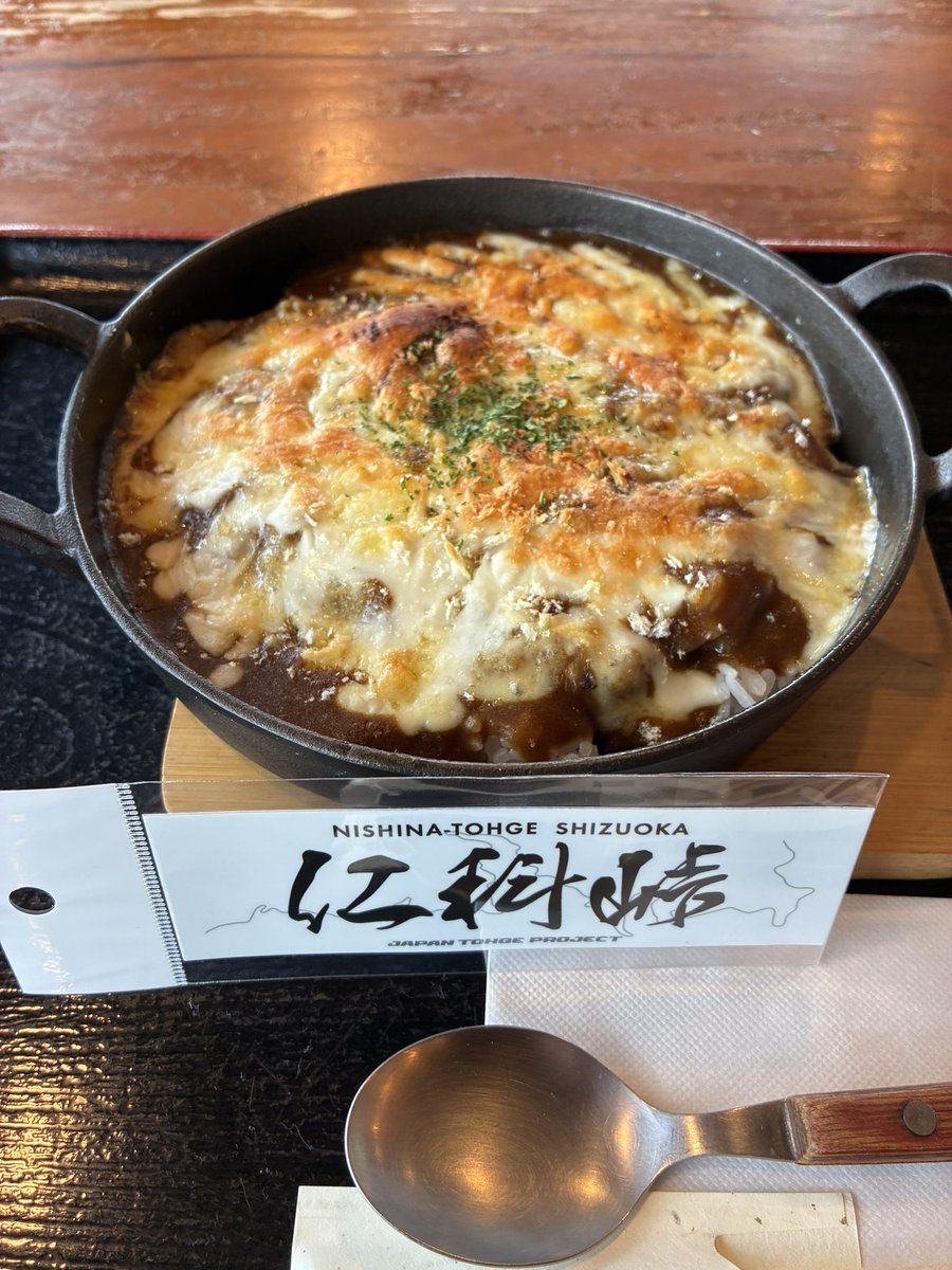 sasurai44_238_r's tweet photo. #峠ステッカー
#ジャパン峠プロジェクト
#JTP 
◎今回の旅のリザルト
久々の土日連休のため、遠征！
峠ステッカー収集
訪問日　
2026.9.26(土)、2026.9.27(日)

峠ステッカー収集リザルト
・足柄峠
・はこね金太郎ライン
・長尾峠
・椿ライン
・七曲り
・乙女峠
・箱根峠
・アネスト岩田ターンパイク箱根
・箱根ターンパイク
・十国峠
・西伊豆スカイライン
・仁科峠
・戸田峠
・日本平
・夜叉神峠
・杖突峠
・ビーナスライン

の17の峠ステッカーを現地購入し、ゲット！

土日は雨予報で、悪天候のための臨時休業の心配をしましたが、霧はあっても、雨はあまり降らず、全ての販売店で無事購入できました。

各販売店の皆様、今回もありがとうございました😊

今後秋に入るので、週末は箱根は混みまくるだろうから、今回行けて一安心！

アネスト岩田ターンパイク箱根、西伊豆スカイライン、仁科峠は霧だらけでしたが、また晴れた日リベンジしたい場所！

峠ステッカーは買えたので、よかった🤗

だるま山高原レストハウスさんの黒米ソフトクリーム、西天城牧場の家さんの、チーズ焼きカレー、杖突峠風の詩さんのドライカレー、特製チーズパン、霧ヶ峰ビーナスのりんごソフトクリームと、

峠ステッカー販売店の食事はうますぎるものばかり🤗

各販売店様、ありがとうございました🤗

神奈川県南足柄市ー箱根町ー静岡県伊豆半島ー静岡市日本平ー山梨県夜叉神峠ー長野県杖突峠ービーナスラインと巡った今回、全て計画通りにまわることができました🤗

ありがとうございました😊

次回の遠征も楽しみにしながら、今週また1週間頑張ります🤗