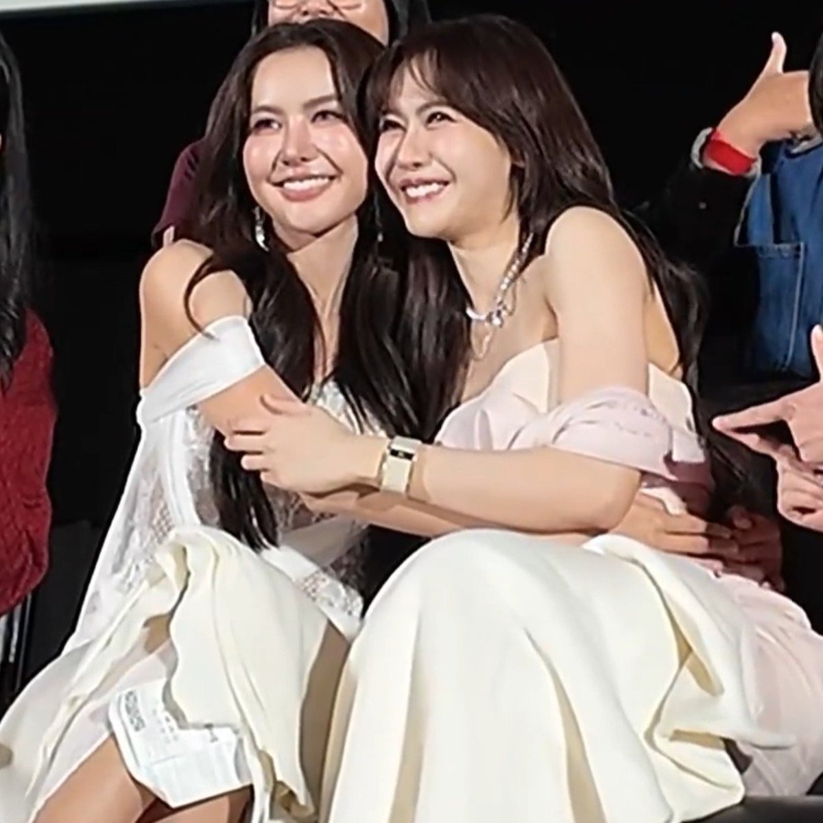 mcugls's tweet photo. milin vlog, thank you for the wives content 

#MilinVlogVlog
#น้ำหนึ่งเนย #NamneungNoey 
#NamneungMilinD #NoeyKanteera https://t.co/wp27ZTYy99