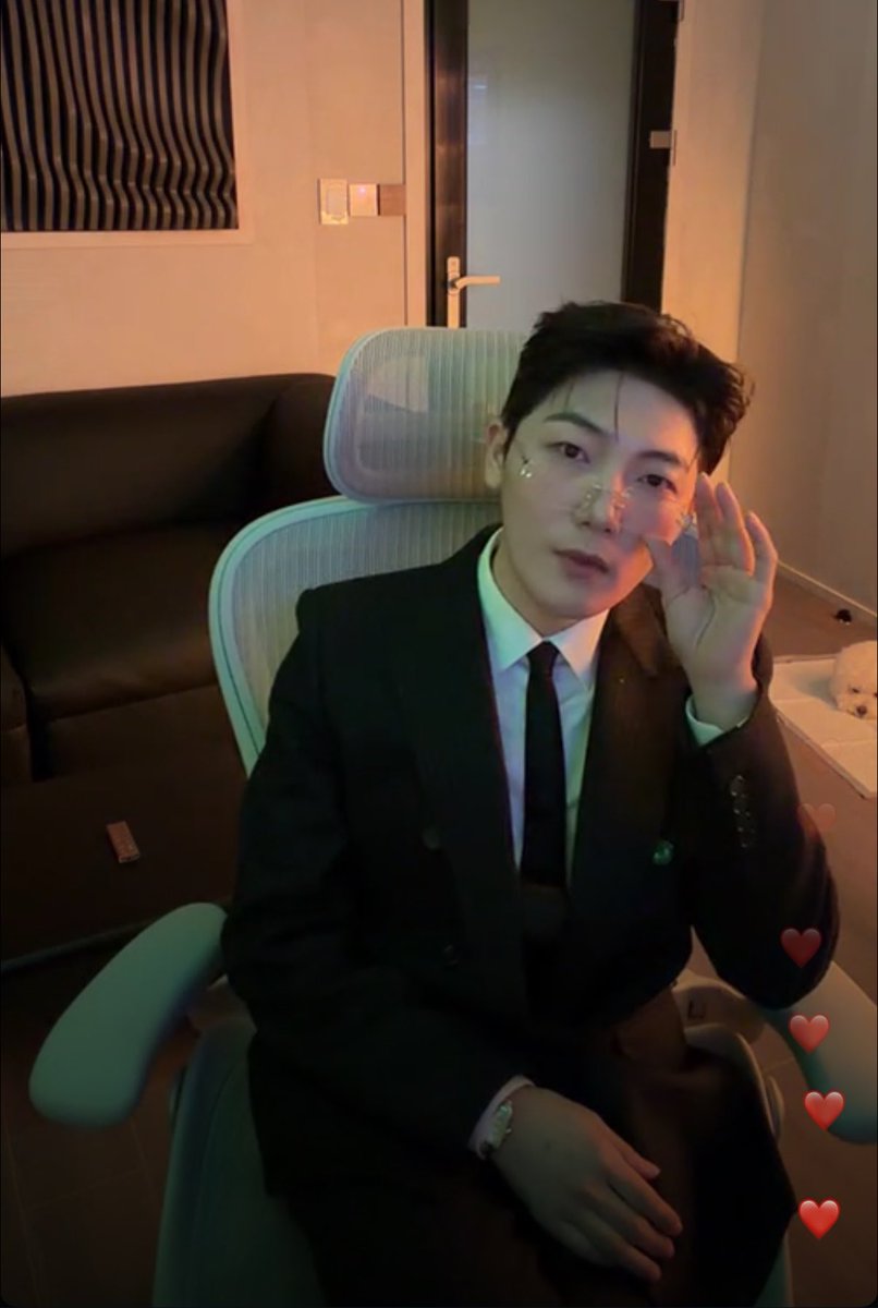 forhyunminie's tweet photo. SIR ARE YOU HIRING???? I WANT TO APPLY 😩 https://t.co/XhgjJYEF9z