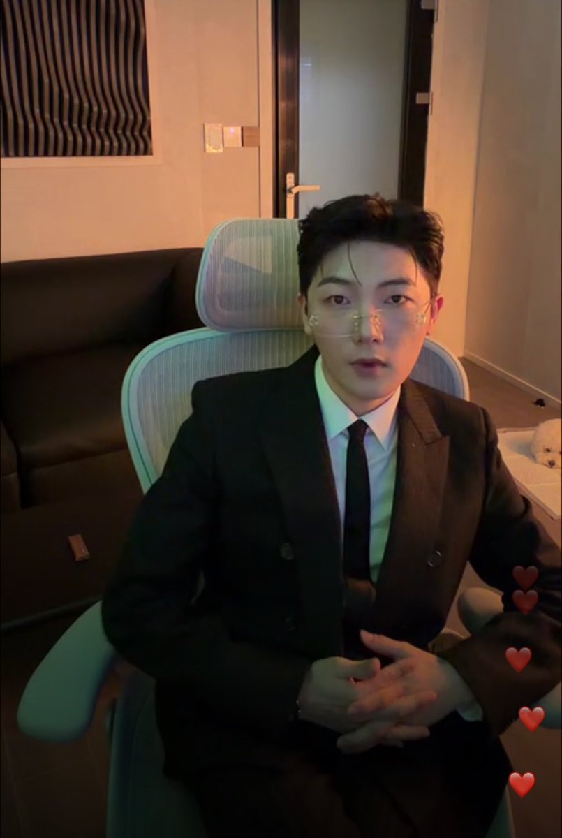 forhyunminie's tweet photo. SIR ARE YOU HIRING???? I WANT TO APPLY 😩 https://t.co/XhgjJYEF9z