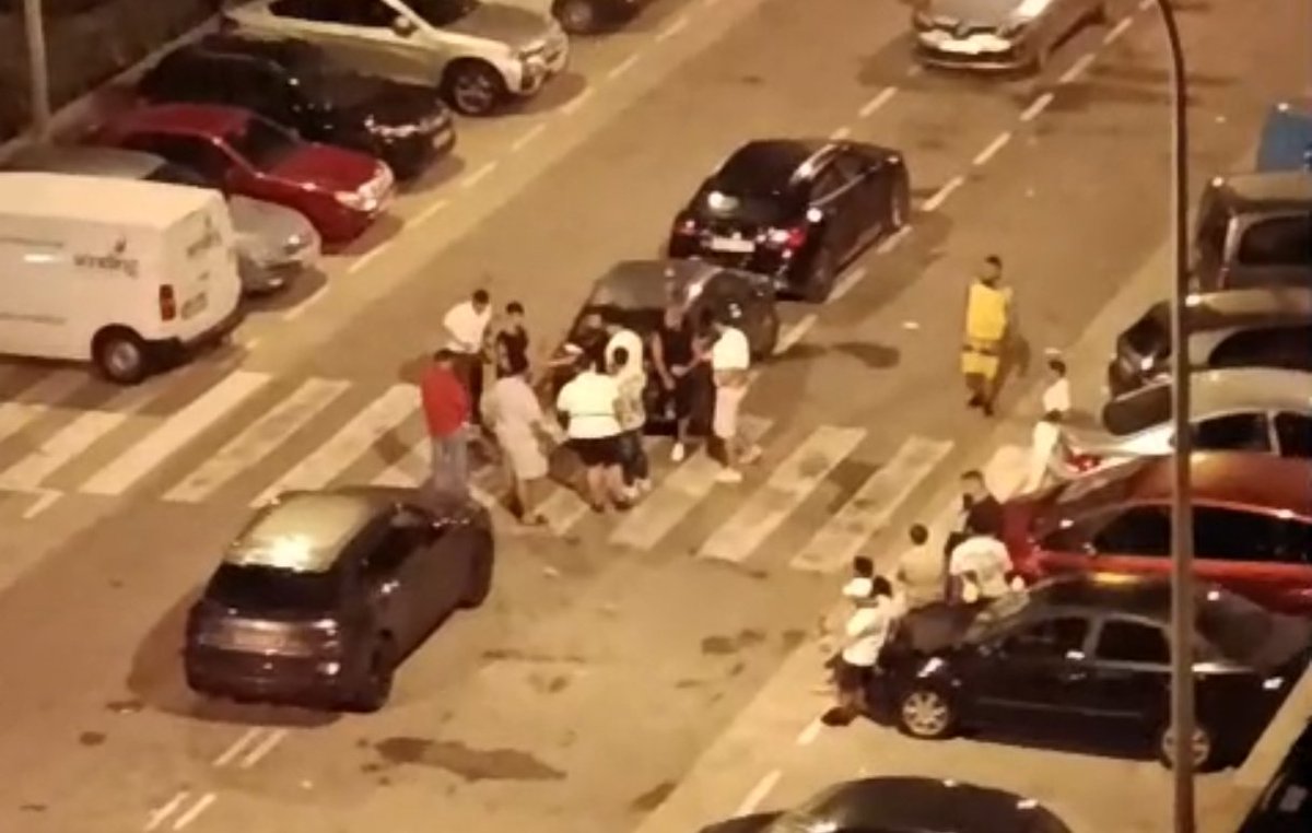 JRieraCruz's tweet photo. @policia @policialocalvlc cuantas veces hay que llamar? Por cierto  un retén justo al lado, entrando y saliendo "compañeros" vuestros sin hacer nada. Al servicio del (qlgunos) ciudadano... https://t.co/7yODkVRmys