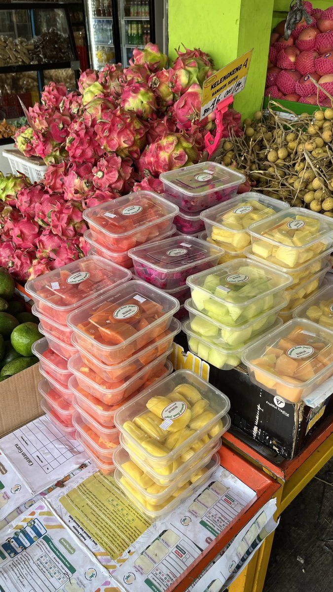 Sipitungscbd's tweet photo. Gini lho ya, wahai toko buah… tolong sediakan buah potong juga, karena ada kami kaum mager yang males ngupas buah ✨✨ https://t.co/uKIRskLJjG