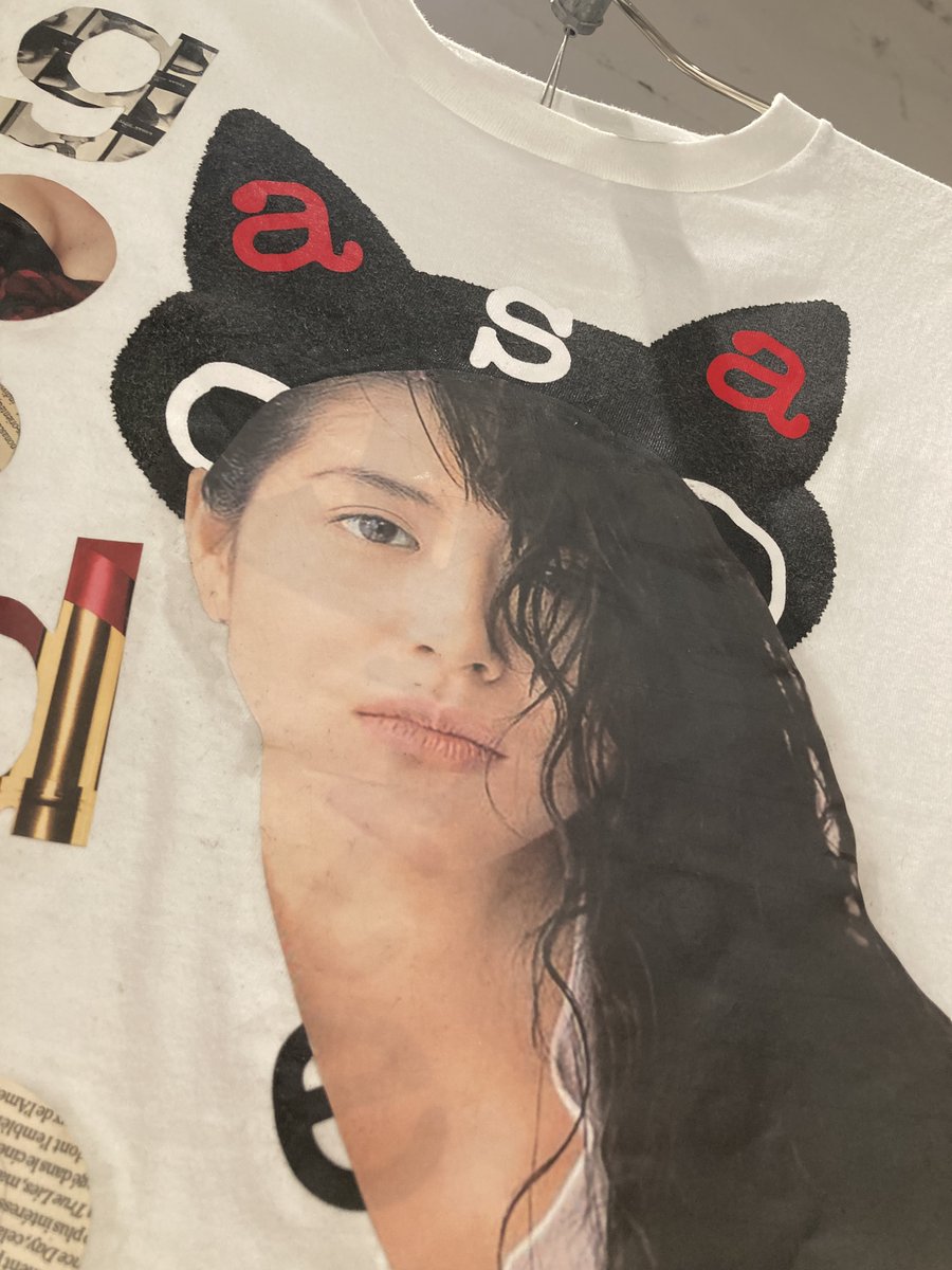 flower_tkb's tweet photo. キョンキョンのツアー着用のTシャツ展。エドさんが直接ペイントした貴重なTシャツはどれも目を奪われたわー！エドさんとスタイリストの山本マナさんのトークショーも楽しかった！そんでもってやっぱりキョンキョン最強♡
#ONCEON　#小泉今日子　＃EdTSUWAKI https://t.co/uLNFgPaSQa