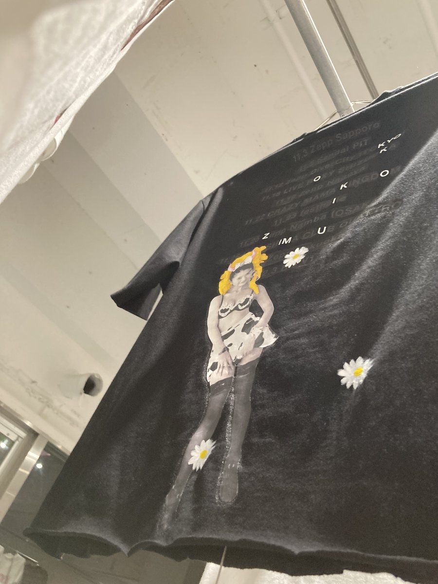 flower_tkb's tweet photo. キョンキョンのツアー着用のTシャツ展。エドさんが直接ペイントした貴重なTシャツはどれも目を奪われたわー！エドさんとスタイリストの山本マナさんのトークショーも楽しかった！そんでもってやっぱりキョンキョン最強♡
#ONCEON　#小泉今日子　＃EdTSUWAKI https://t.co/uLNFgPaSQa