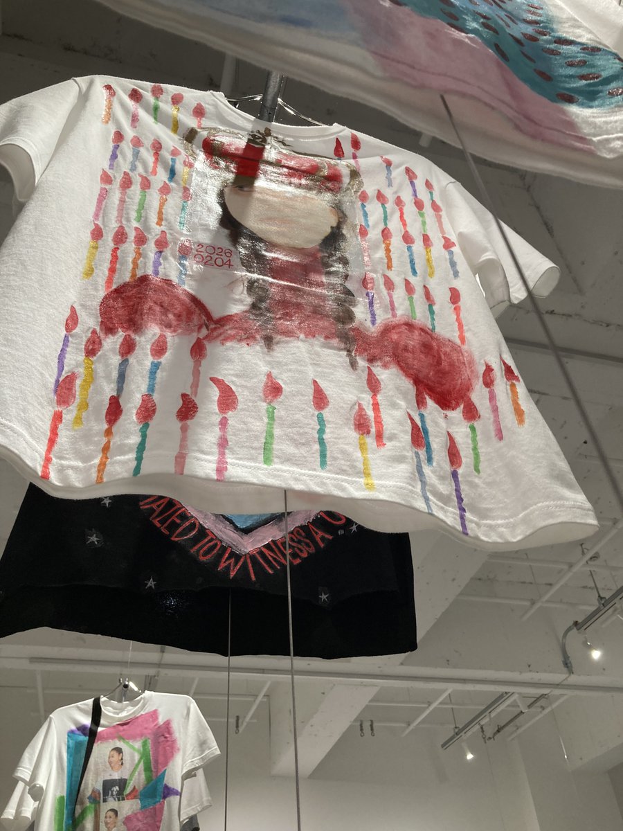 flower_tkb's tweet photo. キョンキョンのツアー着用のTシャツ展。エドさんが直接ペイントした貴重なTシャツはどれも目を奪われたわー！エドさんとスタイリストの山本マナさんのトークショーも楽しかった！そんでもってやっぱりキョンキョン最強♡
#ONCEON　#小泉今日子　＃EdTSUWAKI https://t.co/uLNFgPaSQa