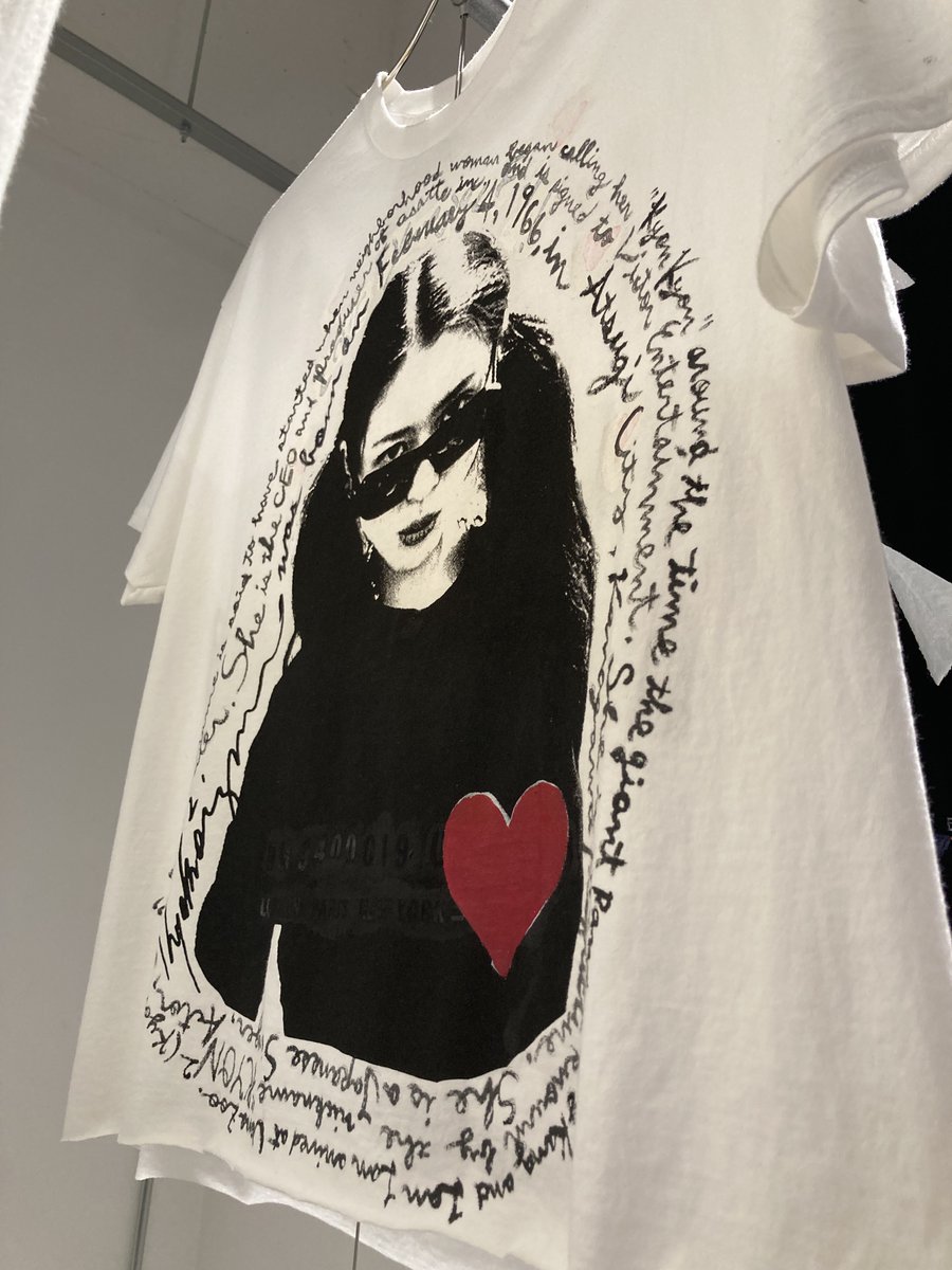 flower_tkb's tweet photo. キョンキョンのツアー着用のTシャツ展。エドさんが直接ペイントした貴重なTシャツはどれも目を奪われたわー！エドさんとスタイリストの山本マナさんのトークショーも楽しかった！そんでもってやっぱりキョンキョン最強♡
#ONCEON　#小泉今日子　＃EdTSUWAKI https://t.co/uLNFgPaSQa