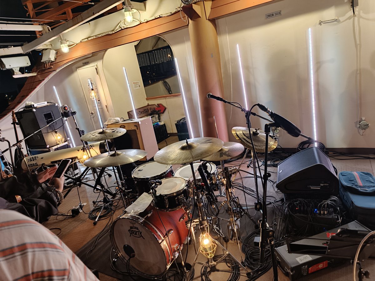 nemureruusagi06's tweet photo. DENIMS(デニムス)の船上ライブ
「デニムスクルーズ」に参加しました！🚢
なんと天保山のサンタマリア号を貸切！
最ッッ高でした！チルかった〜！！😭

夜風と夜景を浴びながら聴くDENIMSの演奏がもう相性抜群すぎて！
個人的に世界樹ⅲ二次創作でやりたいこと全部詰まってて神でした(?)

#denimscruise https://t.co/pKrnVp6YBo