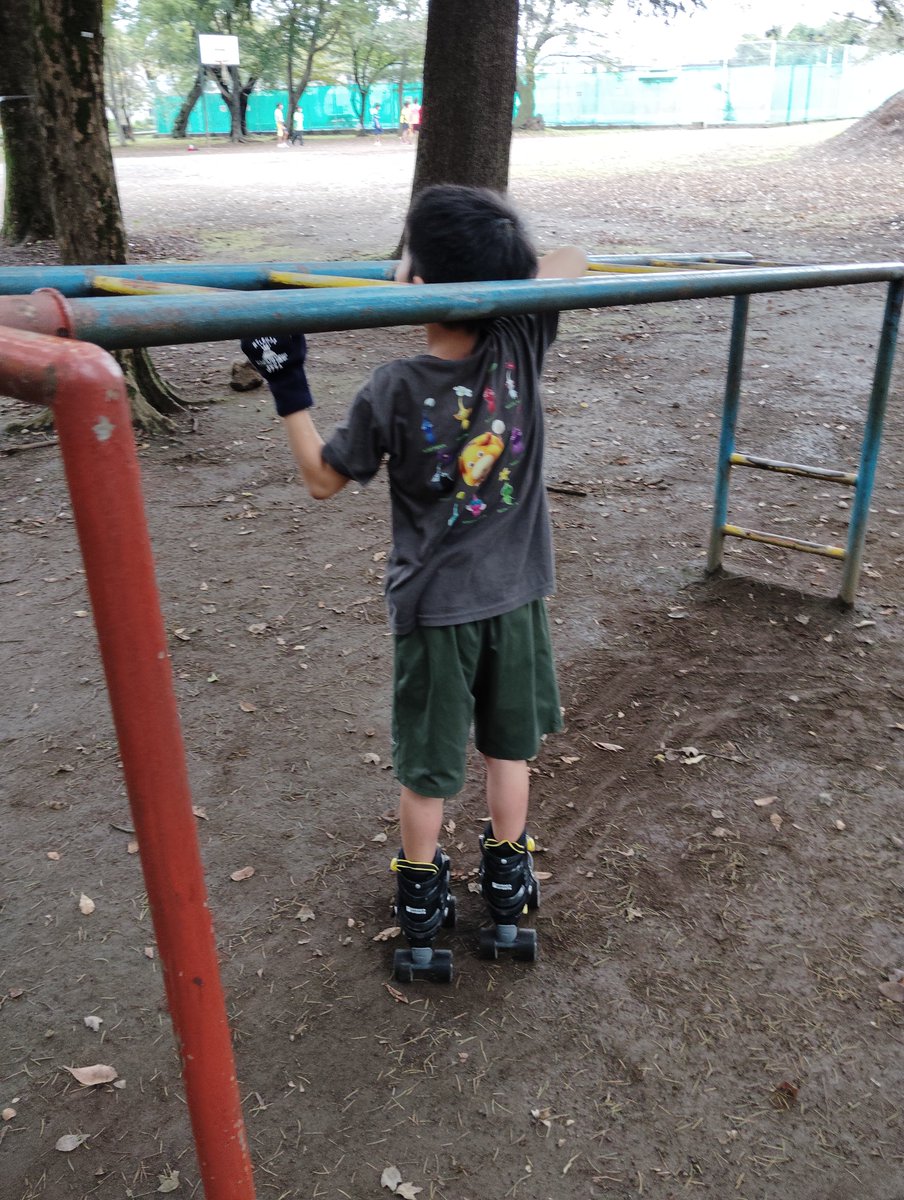 bokumokumo's tweet photo. 本日の育児活動。久々にローラースケートやりたいって言うから公園で滑ってきた。ヘルメット忘れた。 https://t.co/T2aBwP1V21