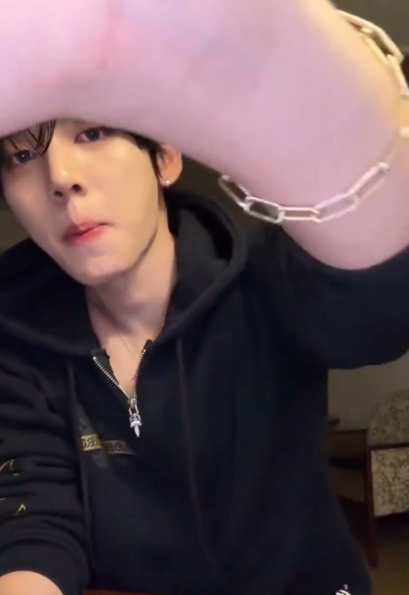 taelsooj's tweet photo. Taerae 😭😭😭eating with yujin😭😭😭😭😭 and calling gunwook during his live😭😭😭😭😭😭 https://t.co/GPadsLpF3Z