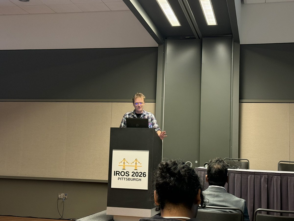 YuXiang_IRVL's tweet photo. @chris_j_paxton presenting work on mobile manipulation at Agility Robotics https://t.co/mIbOZGegMV