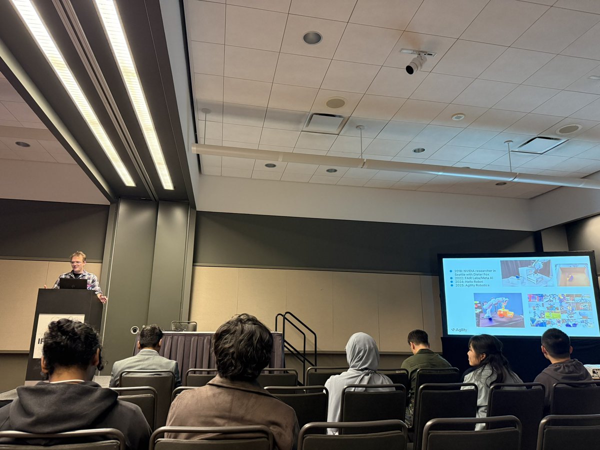 YuXiang_IRVL's tweet photo. @chris_j_paxton presenting work on mobile manipulation at Agility Robotics https://t.co/mIbOZGegMV