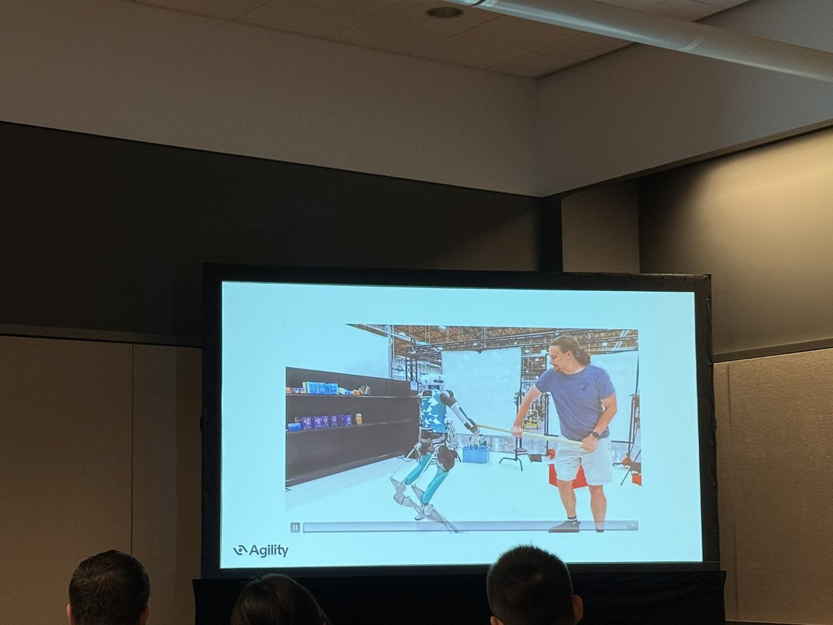 YuXiang_IRVL's tweet photo. @chris_j_paxton presenting work on mobile manipulation at Agility Robotics https://t.co/mIbOZGegMV