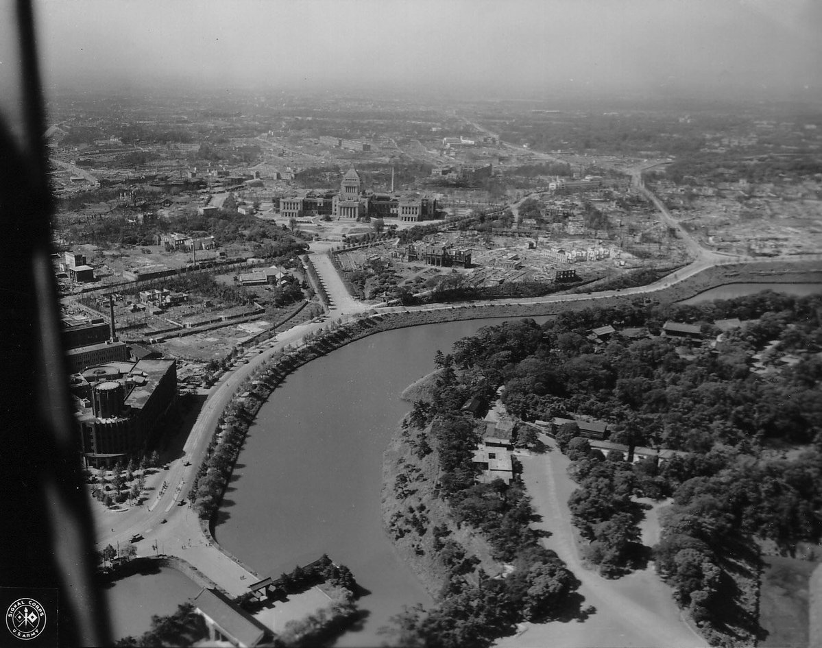 JPNHistoria's tweet photo. 1945年9月28日

終戦後間もない頃の東京。
米軍機より撮影。 https://t.co/3oBZYCqIx6