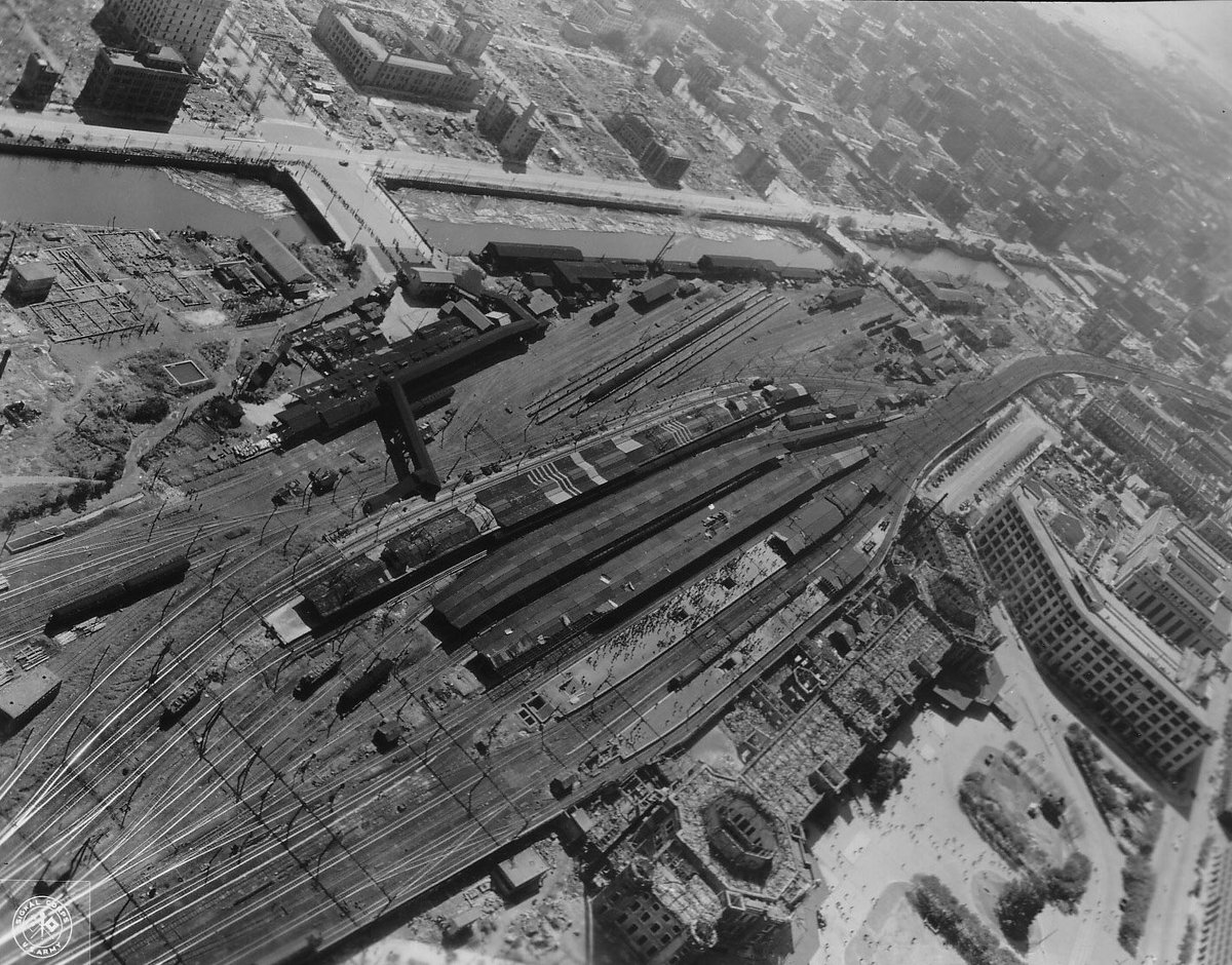 JPNHistoria's tweet photo. 1945年9月28日

終戦後間もない頃の東京。
米軍機より撮影。 https://t.co/3oBZYCqIx6