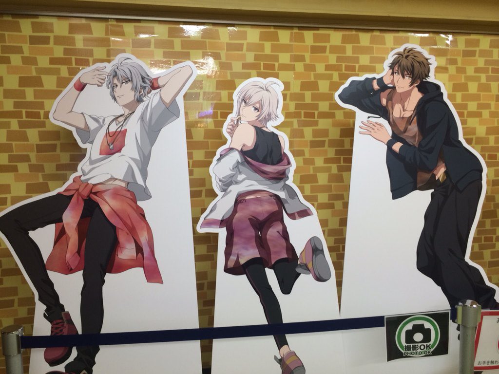 nyamunyamu_ao18's tweet photo. アルバムから発掘したんだけど、このアイナナのパネルって何のコラボだったか覚えてる人いますか？
そもそもコラボじゃない？
キャンペーンかな？
どこで撮ったのかも記憶にない。
ŹOOĻどころかRe:valeもいないところを見る限り、だいぶ初期だとは思うけど。
ナギちがなんか凄く凛々しくい。 https://t.co/JafJYO2OmE