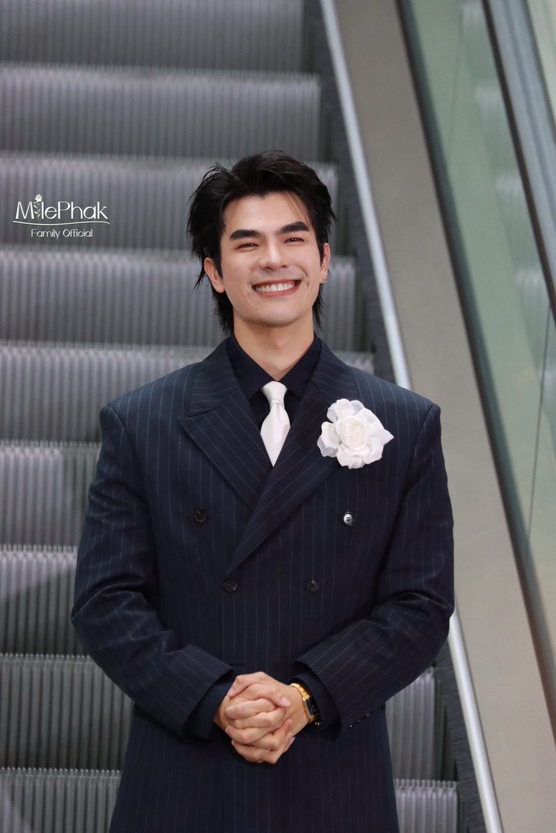 milephak_family's tweet photo. ยิ้มหวานมาแต่ไกล

@milephakphum 
#FEEDxKHAOSODAwardsxSHINE
#FEEDxKHAOSODAwards2026
#MilePhakphum https://t.co/LneQlPNrWI
