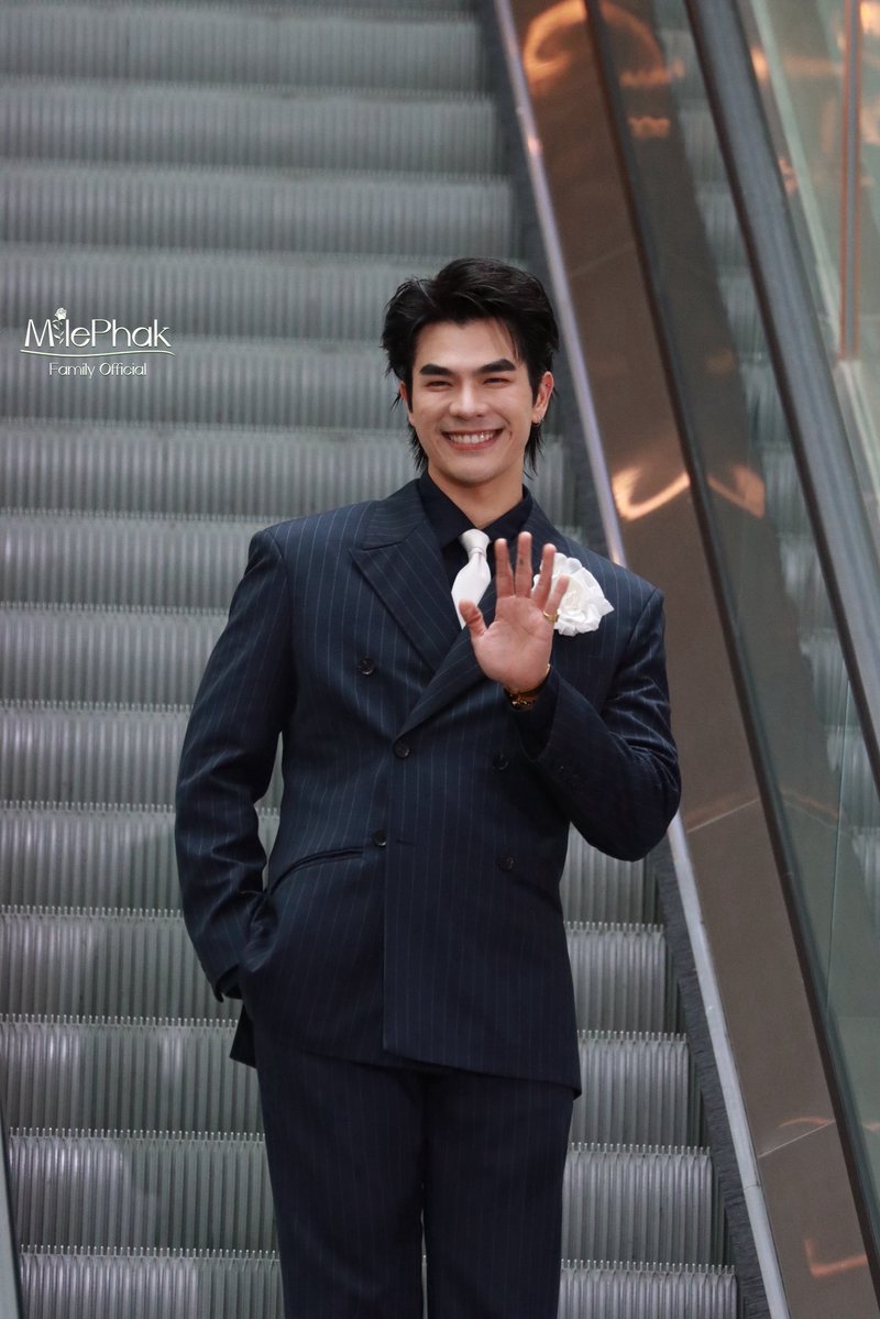 milephak_family's tweet photo. ยิ้มหวานมาแต่ไกล

@milephakphum 
#FEEDxKHAOSODAwardsxSHINE
#FEEDxKHAOSODAwards2026
#MilePhakphum https://t.co/LneQlPNrWI