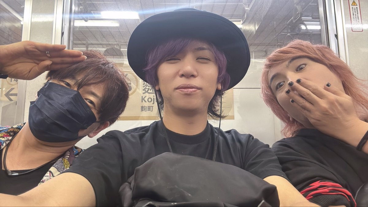 ov_iyo's tweet photo. ヨーソロー&amp;そーお&amp;しまったぁぁ！の3人で電車乗ってます。 https://t.co/XPAqeYbjYv