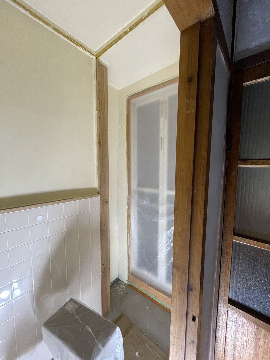 jomasagabl's tweet photo. 館主は、１日返信やら告知やらやりつつ、2個目のシャワー室の脱衣所を塗り塗り。やっぱり壁変わると明るくなりますねぇ。（before撮り忘れたぁ！！！） https://t.co/UHAlIMaOeu