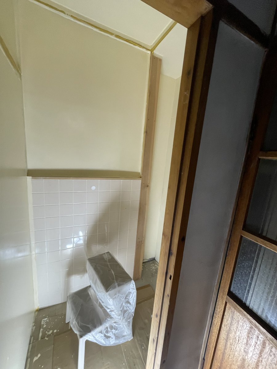 jomasagabl's tweet photo. 館主は、１日返信やら告知やらやりつつ、2個目のシャワー室の脱衣所を塗り塗り。やっぱり壁変わると明るくなりますねぇ。（before撮り忘れたぁ！！！） https://t.co/UHAlIMaOeu