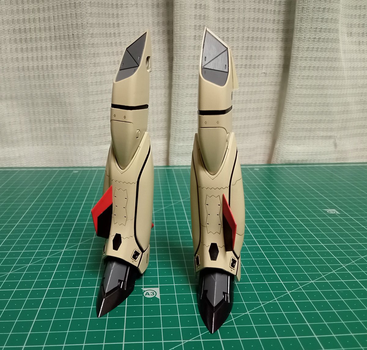 sato1944's tweet photo. 筆塗りしてたハセガワYF-19、やっと脚が出来た。 https://t.co/JR26ZABjir