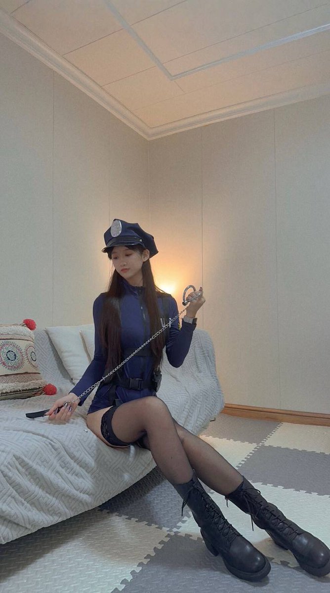 sacieth's tweet photo. 深圳女王

身高168 体重98 脚码38

长腿御姐，可严可甜，风格偏严厉

擅长：新人开发，狗奴，脚奴，前高，捆绑，足喂食，4i，龟责，四爱，羞辱，腿绞，踩踏，踢裆，马奴，强制黄金圣水等

让我看到你的卑微才有机会匍匐在我的脚下！ https://t.co/52hWmYophk