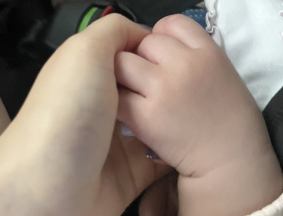 event21_suto's tweet photo. もうすぐ1歳になる姪っ子ちゃんの手です🍼

お子様がいらっしゃる先輩方やパートナーさんは、
お子様の予定や体調に合わせて働いていらっしゃって
後輩の私たちも働きやすさを実感しております🌱

株式会社イベント21は、東京都が取り組む「育業」の理念に賛同しています。

#育業界隈 #イベント21 https://t.co/Mn3WOgcJKU