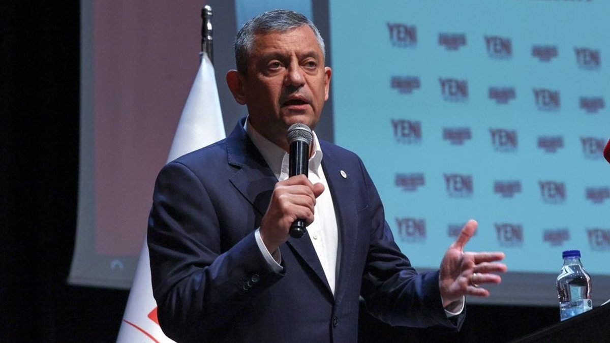 cumhuriyetgzt1's tweet photo. 🔴 Özgür Özel 'asrın soygunu' dedi, Erdoğan'a seslendi: 'İki seçenek var...'

YENİ Parti lideri Özgür Özel, partisinin İstanbul Küçükçekmece İlçe Başkanlığı önseçiminde yaptığı konuşmada, fon soruşturması üzerinden Erdoğan’a seslenerek sert eleştiriler yöneltti:

🗣️ "Buradan Recep Tayyip Erdoğan’a sesleniyorum. Bu asrın dönme dolabı, asrın dolandırıcılığı, asrın soygunu... Senin bunlardan haberin var mıydı, yok muydu? İki seçenek var. Ya vardı, sen bu tezgahın içindesin, tam başındasın. Ya da yok diyorsan, millet böyle bir tezgah kurmuş, sen bunun farkında değilsin. Varsan görevinden istifa etmelisin. Yoksan yönetme kabiliyetin bitmiş, sandığı artık getirmelisin."
https://t.co/sH82SCIkQW