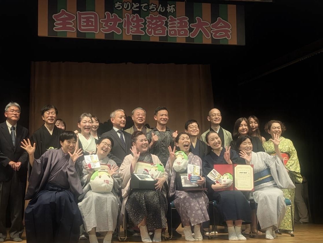 7ann_micchu's tweet photo. 「第18回ちりとてちん杯」決勝大会。有難く優勝させていただきました。100席超の予選会の審査員の師匠・先生方。関係各位様・お客様・落語会お席亭・共演者様方に心より感謝致します。今夜明日とNHKや新聞等に掲載予定です。そして春風亭柳枝師匠‼︎情熱に溢れ丁寧なご指導をいつも有り難うございます https://t.co/MINjg7N8eX