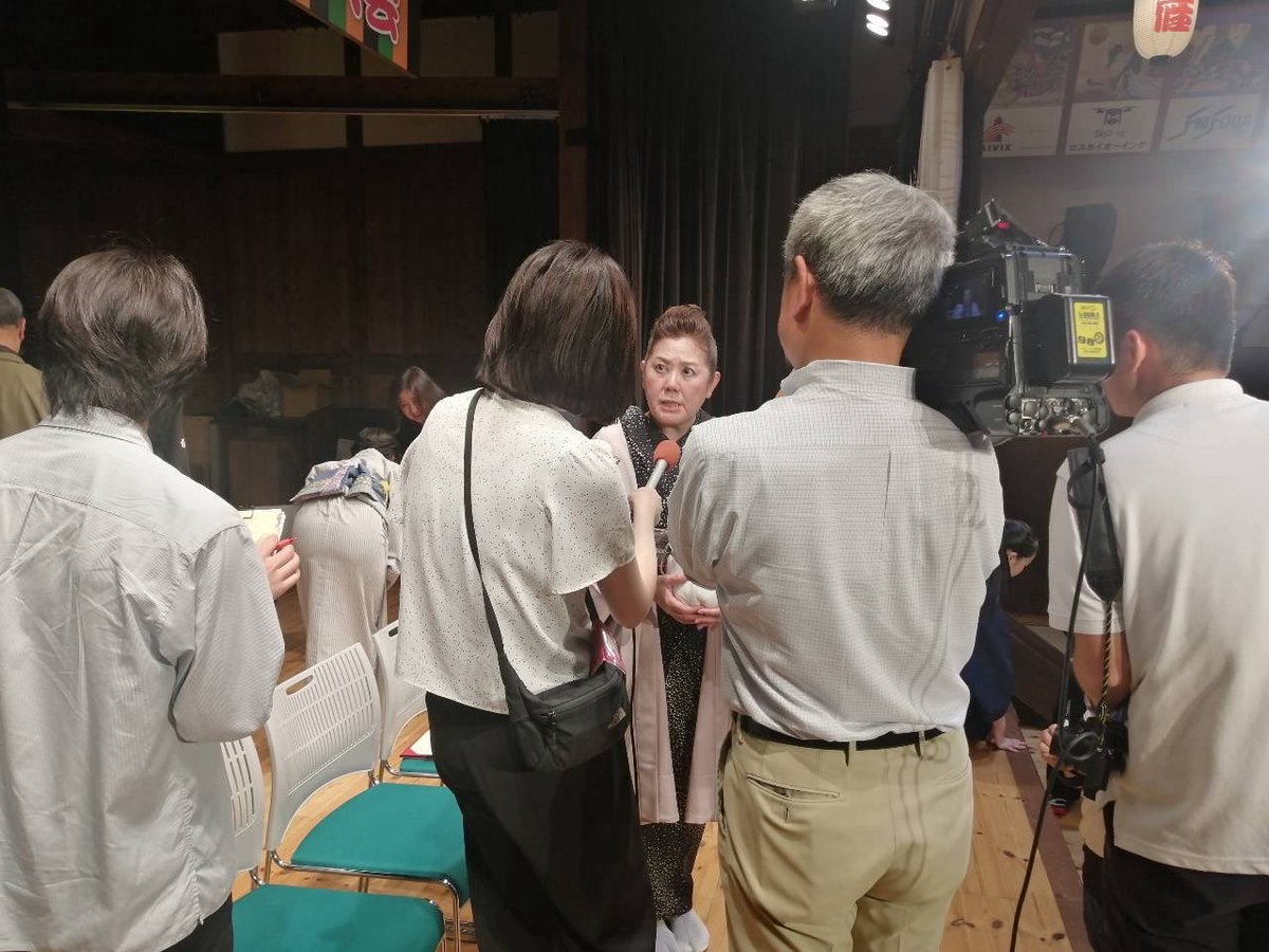 7ann_micchu's tweet photo. 「第18回ちりとてちん杯」決勝大会。有難く優勝させていただきました。100席超の予選会の審査員の師匠・先生方。関係各位様・お客様・落語会お席亭・共演者様方に心より感謝致します。今夜明日とNHKや新聞等に掲載予定です。そして春風亭柳枝師匠‼︎情熱に溢れ丁寧なご指導をいつも有り難うございます https://t.co/MINjg7N8eX