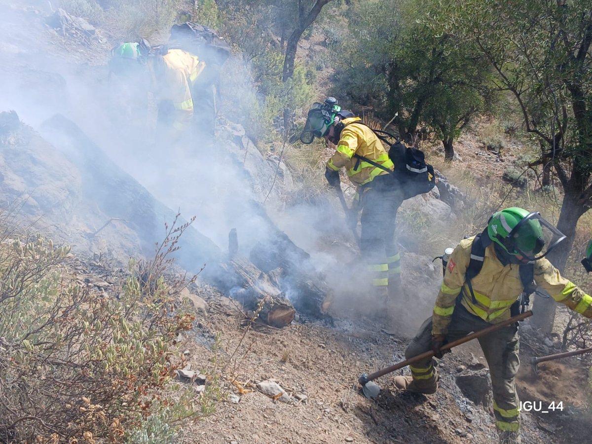 Plan_INFOCA's tweet photo. 🔴 ACTUALIZAMOS #IFIgualeja
MEDIOS:
🚁 2 ligeros, 7 semipesados, 3 pesados, 1 mando
🛩️ 2 carga tierra, 2 #FOCA, 4 anfibios ligeros. 1 coordinación
👩🚒 170 bomberos forestales, 12 #TOP, 2 #TEX, 1 #DirCop, 1 #EMIF, 4 #AAMM
🚒 6 autobombas
📡 1 #UMMT, 1 #MOT 1 #USISEM
🩺 1 #UMIF https://t.co/pfvVpJVpu4