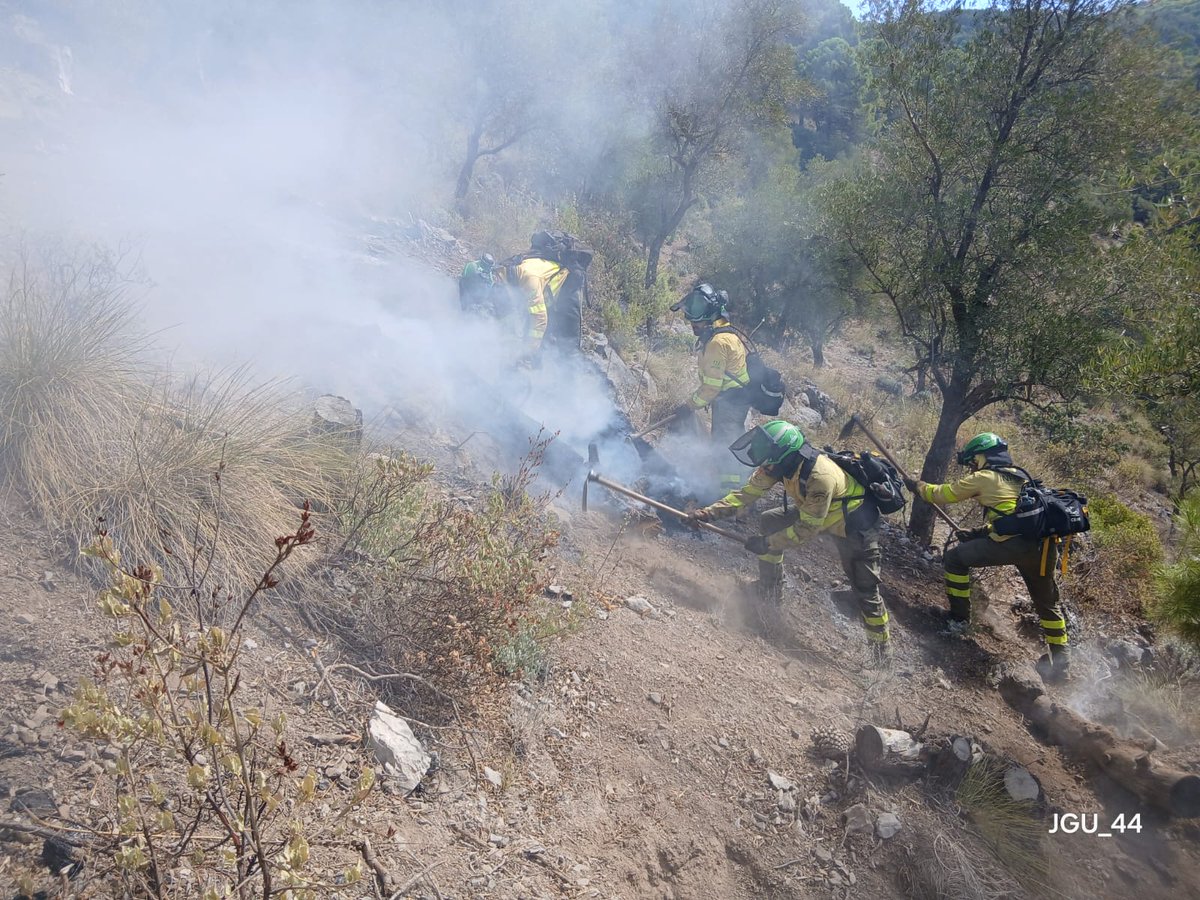 Plan_INFOCA's tweet photo. 🔴 ACTUALIZAMOS #IFIgualeja
MEDIOS:
🚁 2 ligeros, 7 semipesados, 3 pesados, 1 mando
🛩️ 2 carga tierra, 2 #FOCA, 4 anfibios ligeros. 1 coordinación
👩🚒 170 bomberos forestales, 12 #TOP, 2 #TEX, 1 #DirCop, 1 #EMIF, 4 #AAMM
🚒 6 autobombas
📡 1 #UMMT, 1 #MOT 1 #USISEM
🩺 1 #UMIF https://t.co/pfvVpJVpu4